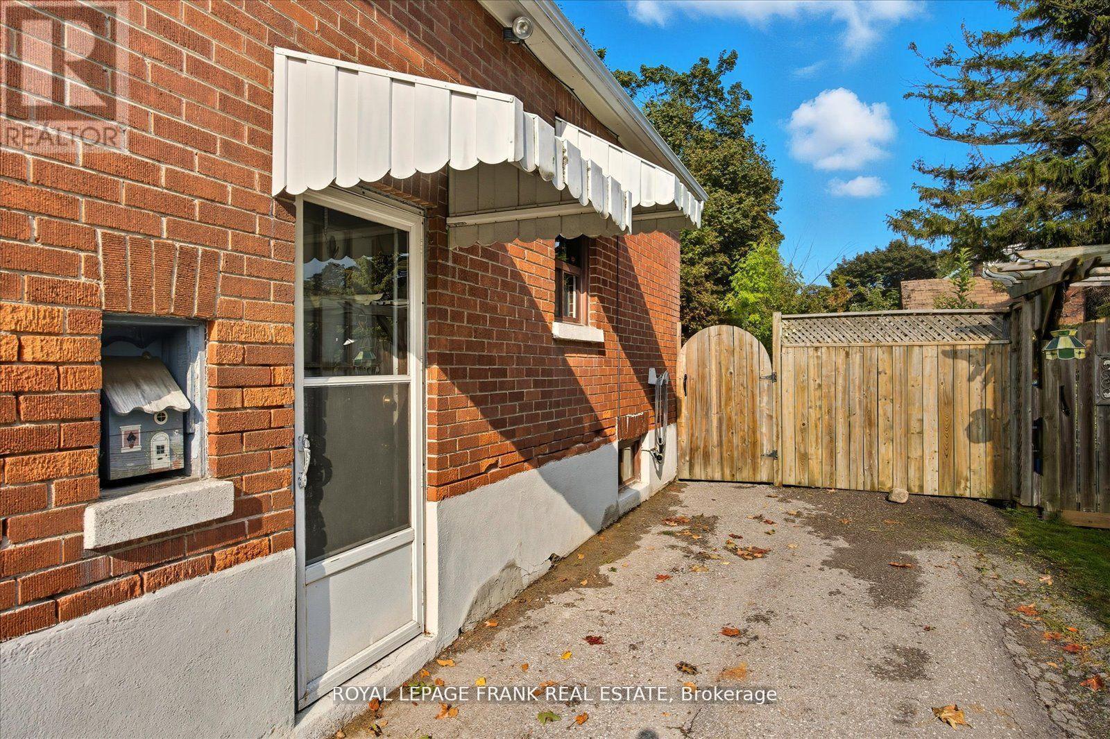 












71 LASALLE AVENUE

,
Oshawa (Central),




Ontario
L1H5Y3

