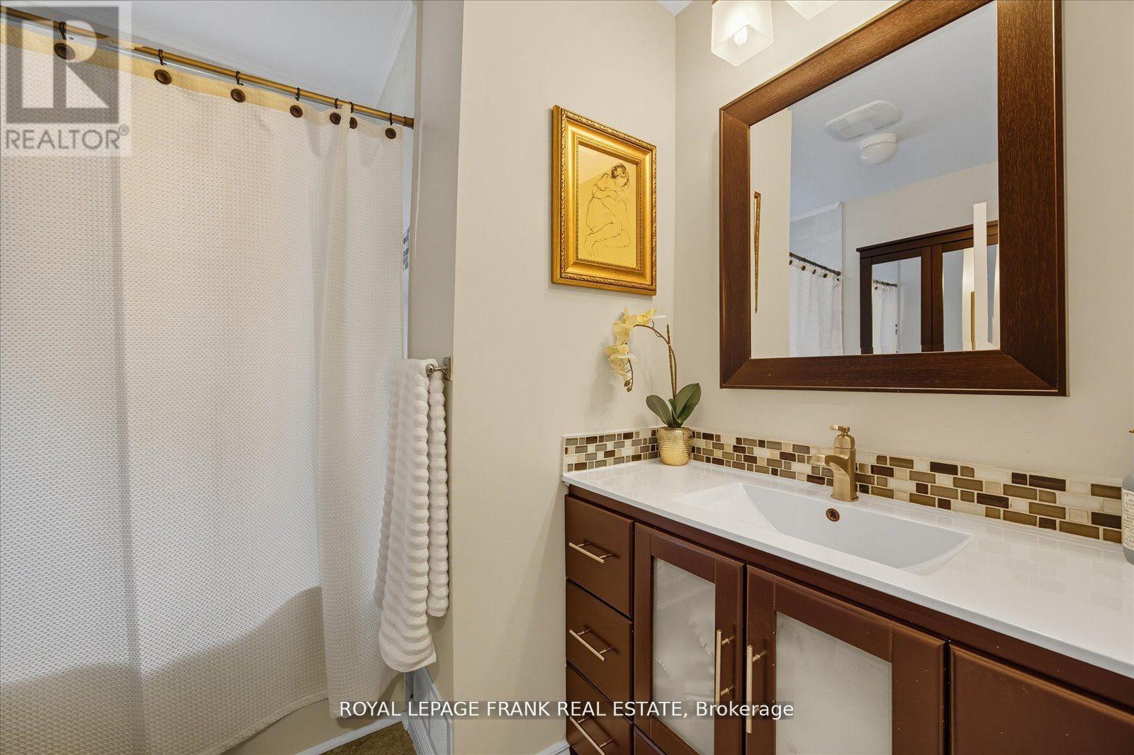 












71 LASALLE AVENUE

,
Oshawa (Central),




Ontario
L1H5Y3

