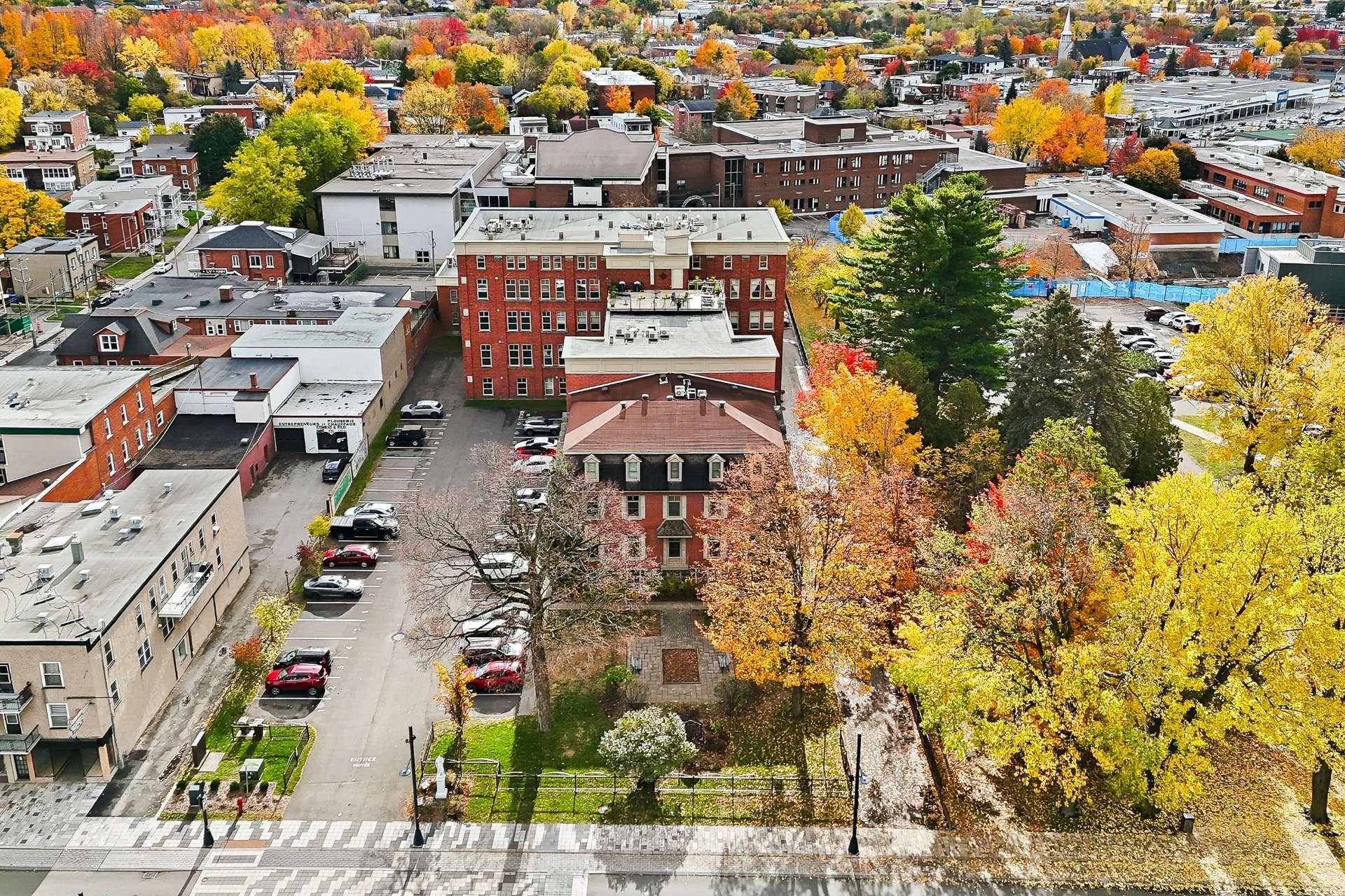 









232


Rue Principale

, 100,
Granby,




QC
J2G2V8

