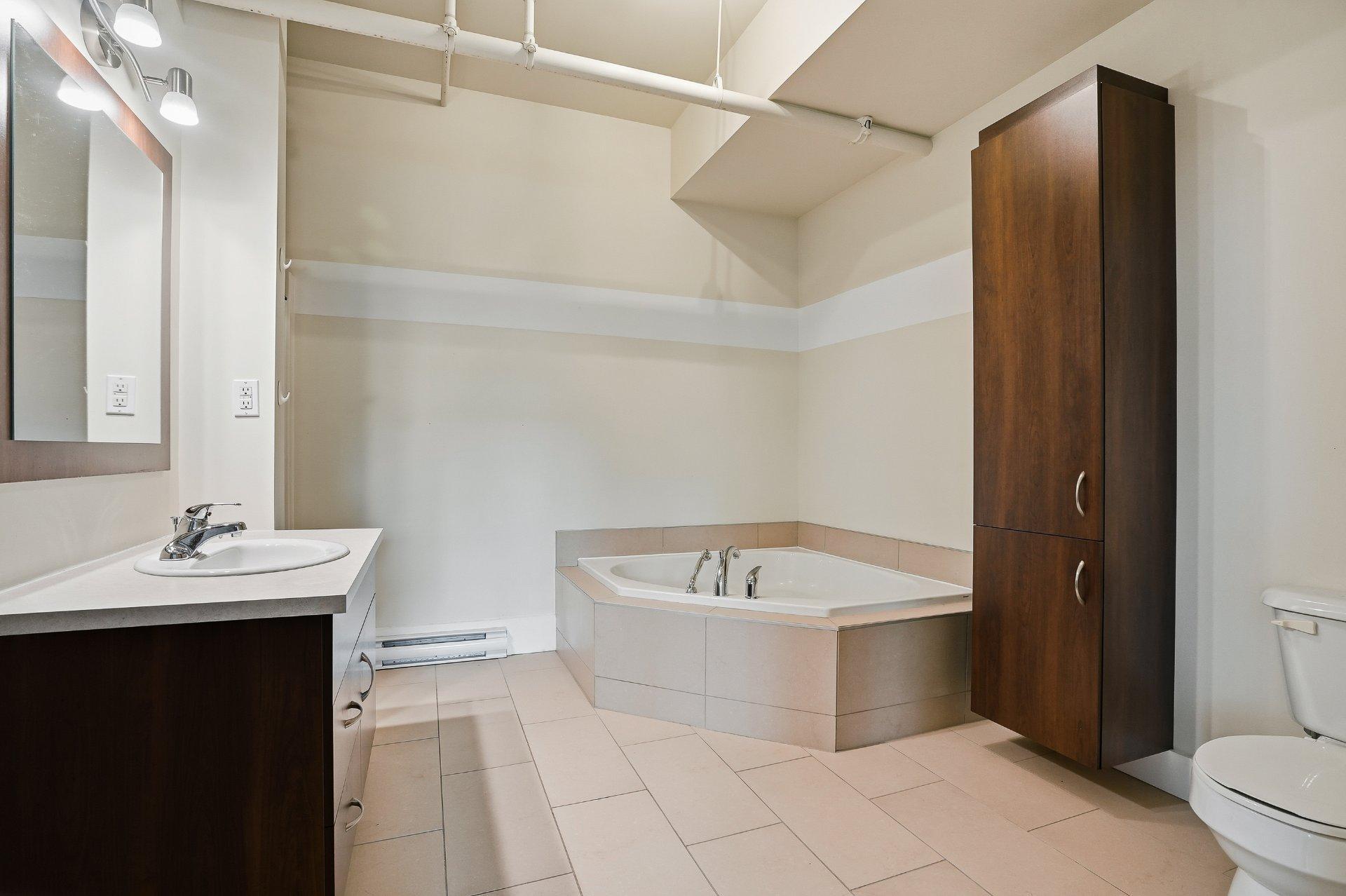 









232


Rue Principale

, 100,
Granby,




QC
J2G2V8

