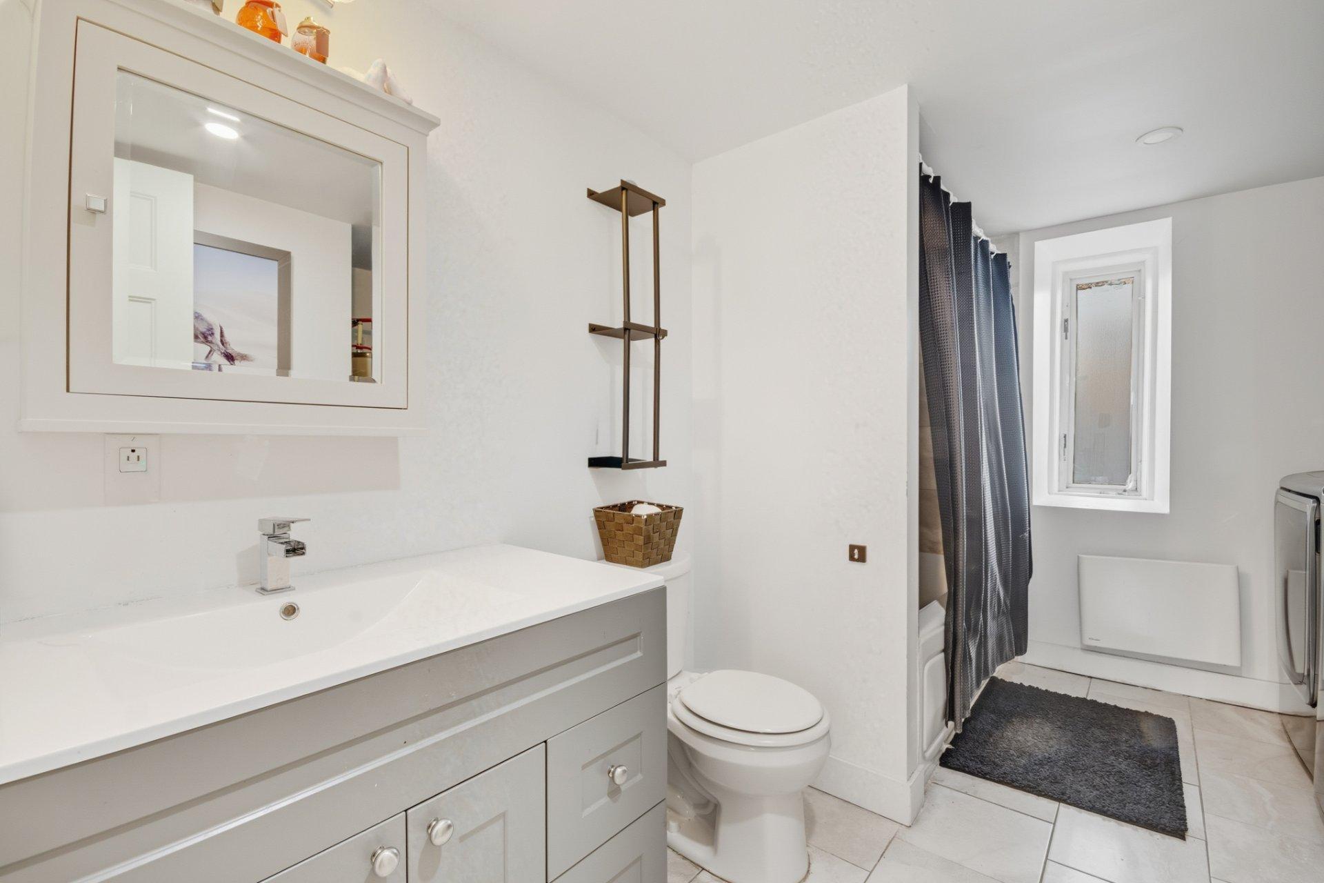 









5795

 - 5805


Rg du Bas-St-François

,
Laval (Duvernay),




QC
H7E4P2

