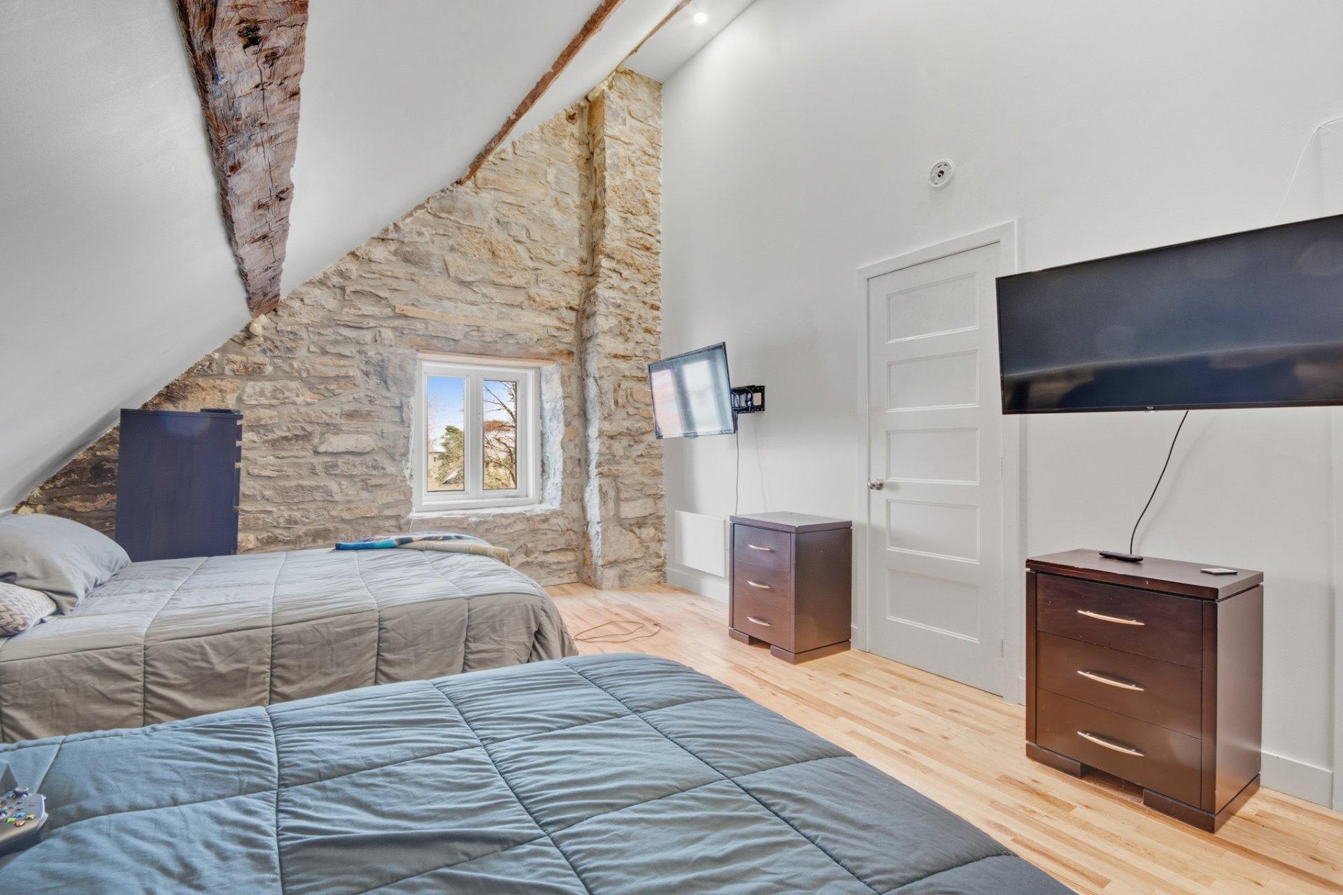 









5795

 - 5805


Rg du Bas-St-François

,
Laval (Duvernay),




QC
H7E4P2

