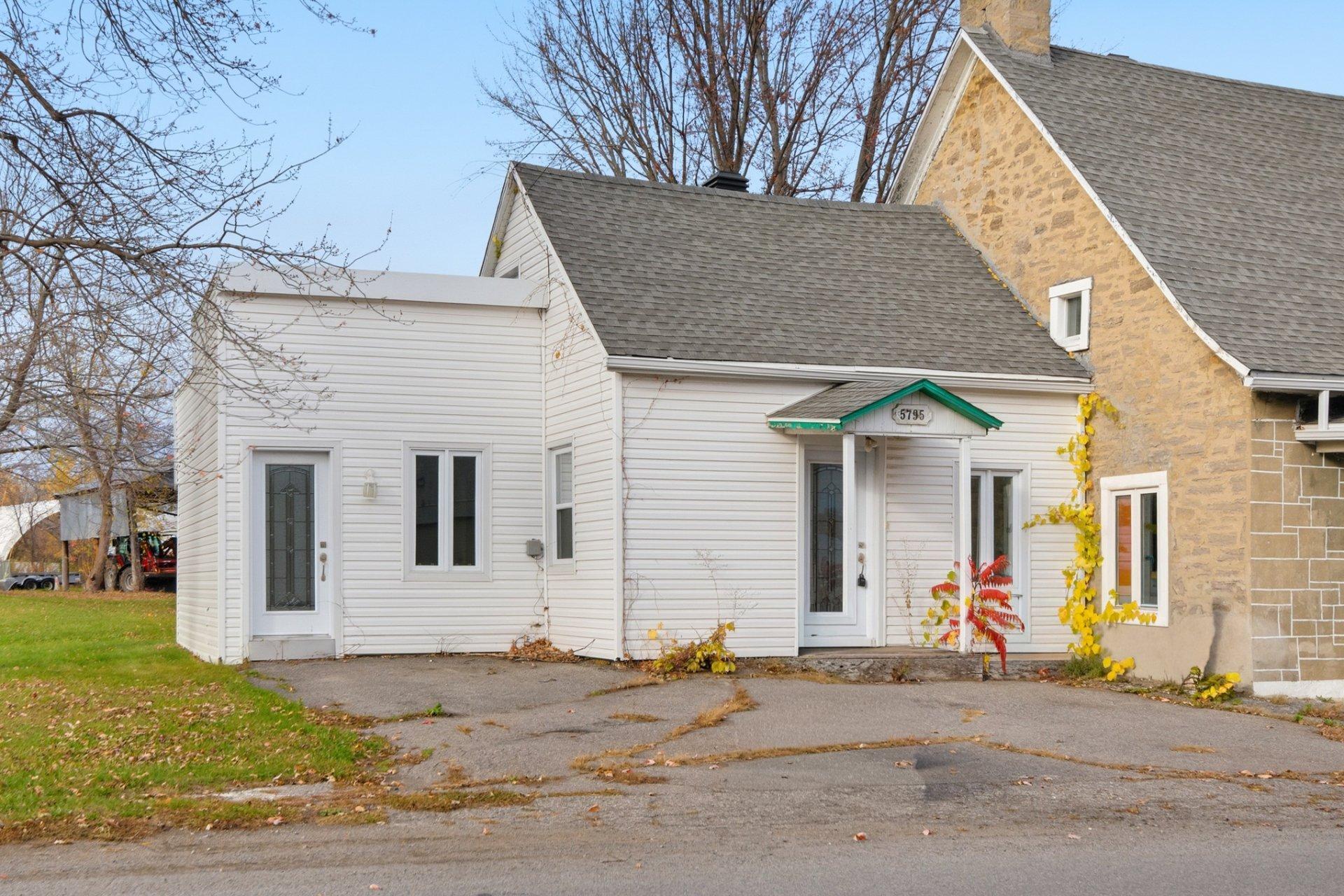 









5795

 - 5805


Rg du Bas-St-François

,
Laval (Duvernay),




QC
H7E4P2

