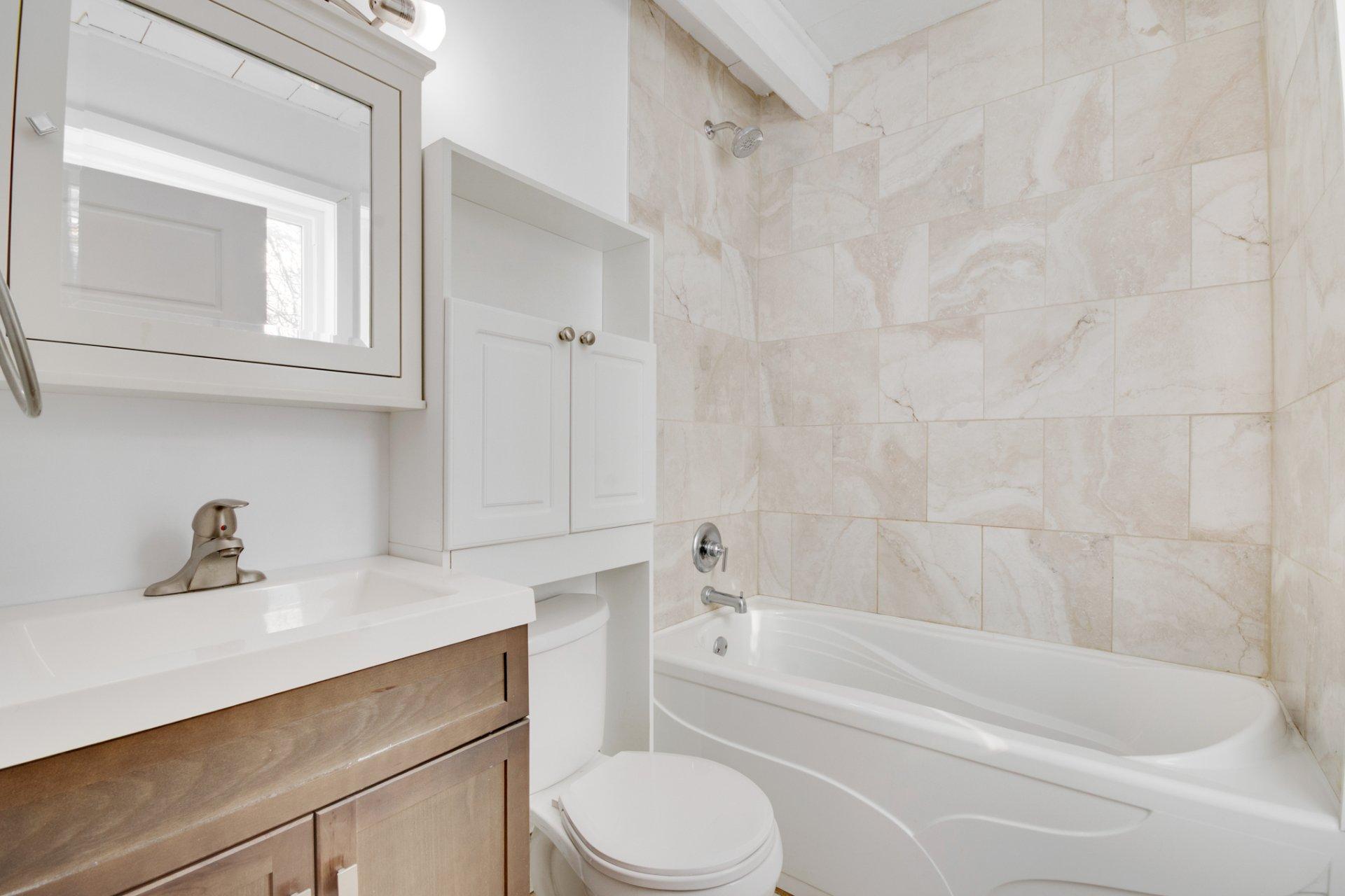 









5795

 - 5805


Rg du Bas-St-François

,
Laval (Duvernay),




QC
H7E4P2

