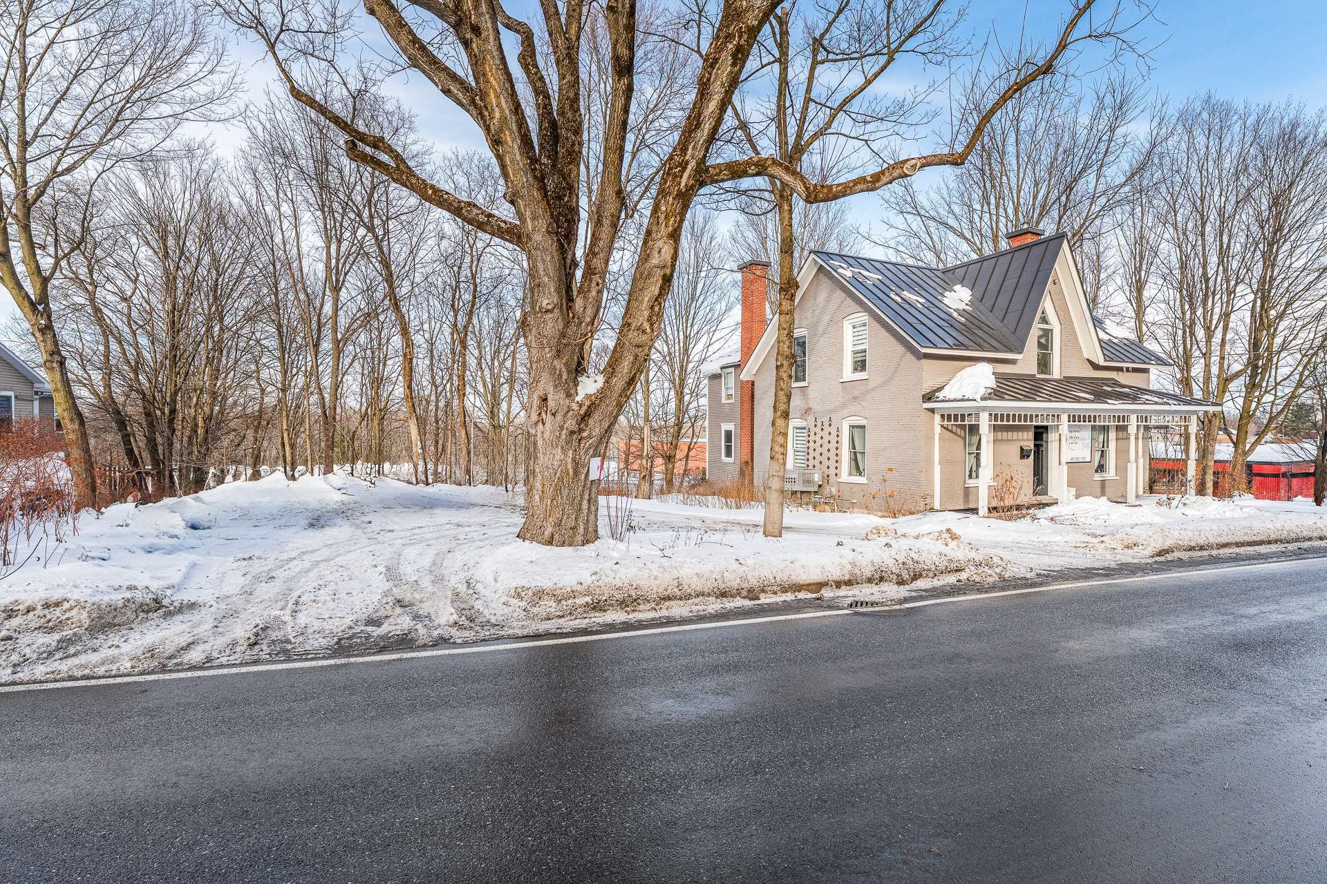 









964

 - 966


Rue du Sud

,
Cowansville,




QC
J2K2Y3

