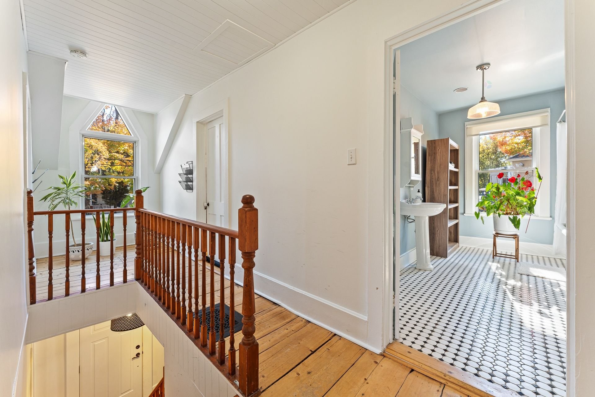 









964

 - 966


Rue du Sud

,
Cowansville,




QC
J2K2Y3

