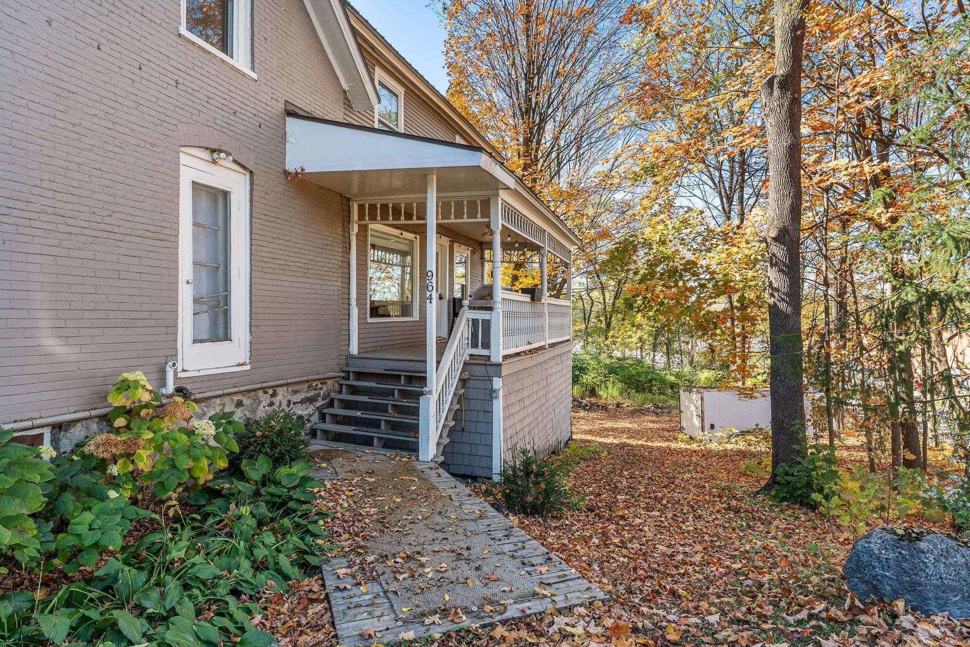 









964

 - 966


Rue du Sud

,
Cowansville,




QC
J2K2Y3

