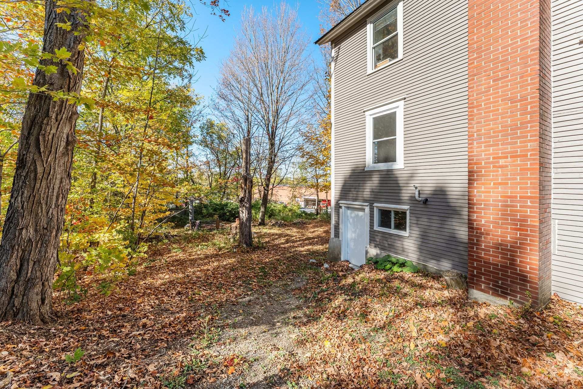 









964

 - 966


Rue du Sud

,
Cowansville,




QC
J2K2Y3

