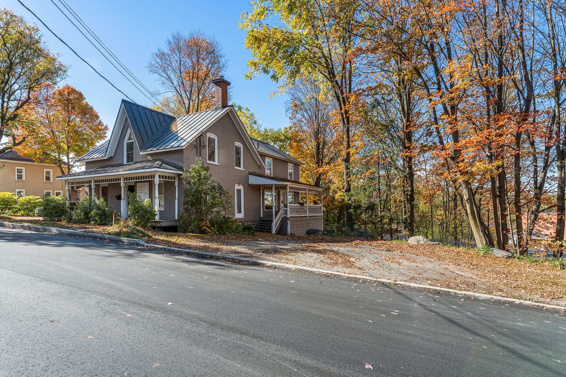 









964

 - 966


Rue du Sud

,
Cowansville,




QC
J2K2Y3

