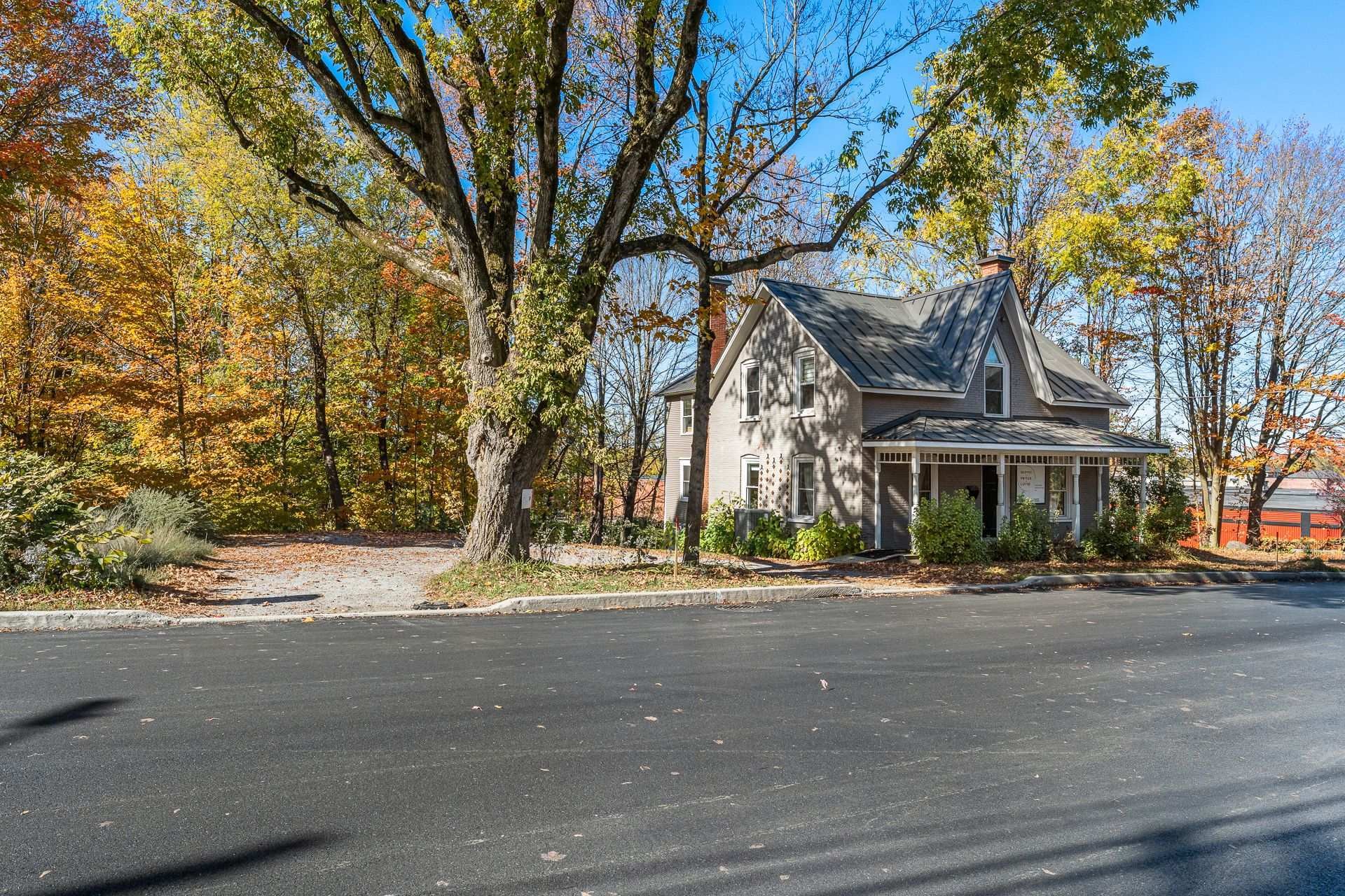 









964

 - 966


Rue du Sud

,
Cowansville,




QC
J2K2Y3

