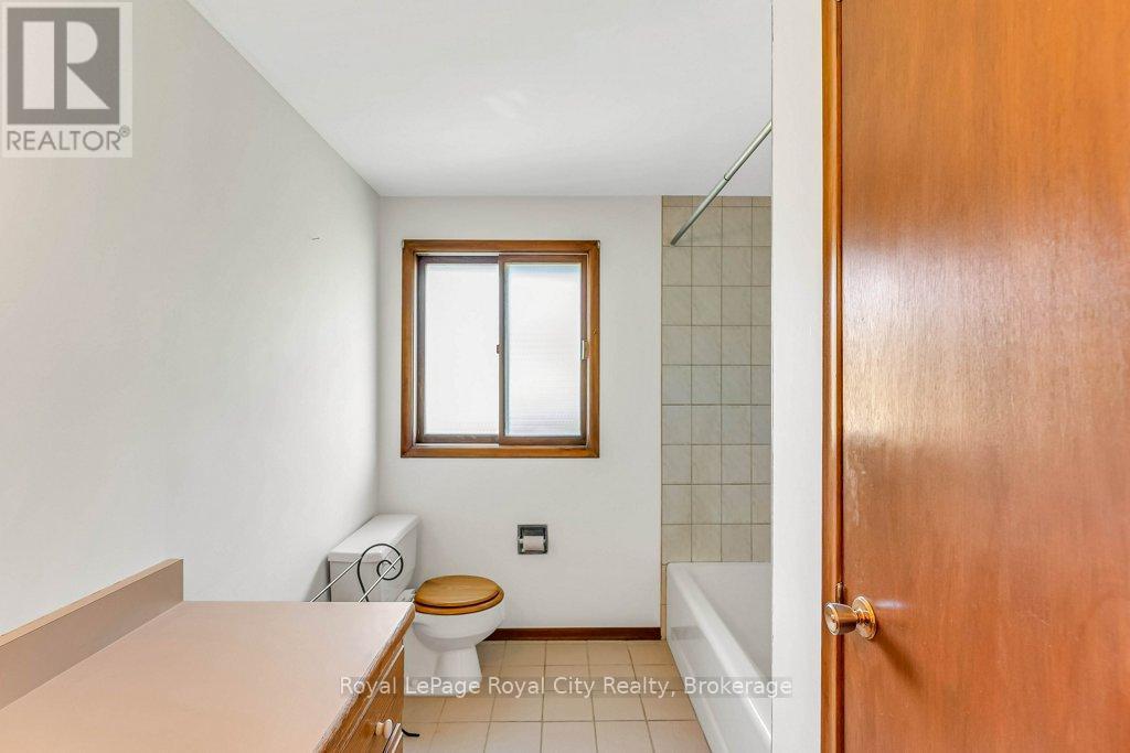 












40 KEATS CRESCENT

,
Guelph (Kortright West),




Ontario
N1G3B2

