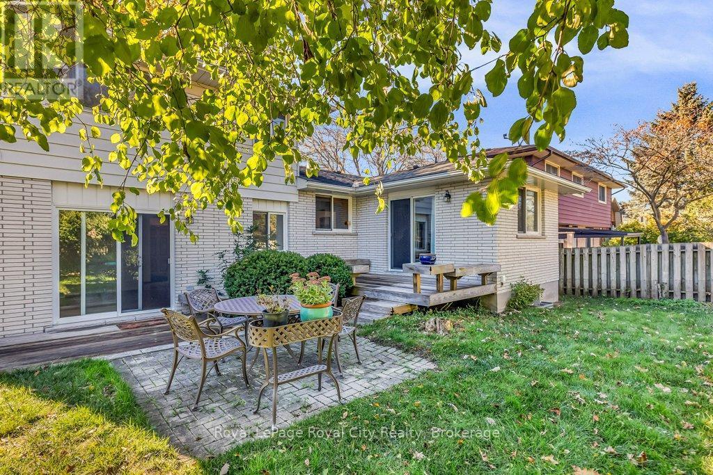 












40 KEATS CRESCENT

,
Guelph (Kortright West),




Ontario
N1G3B2

