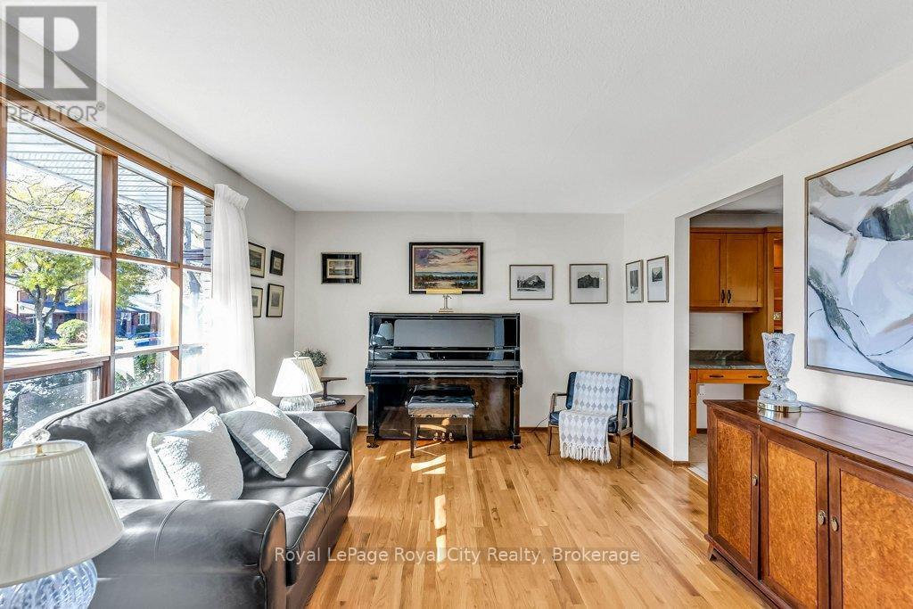 












40 KEATS CRESCENT

,
Guelph (Kortright West),




Ontario
N1G3B2

