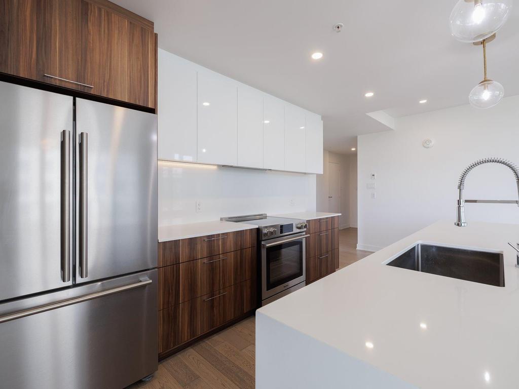 









3647


Av. Jean-Béraud

, 208,
Chomedey (Laval),




QC
H7T0N4

