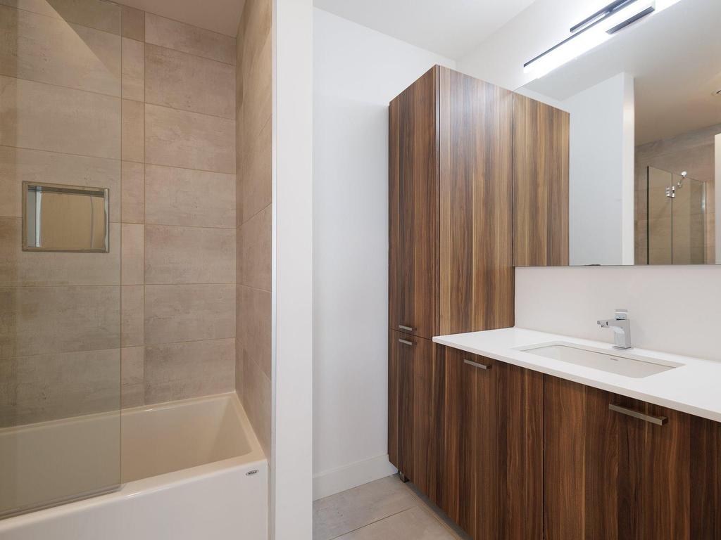 









3647


Av. Jean-Béraud

, 208,
Chomedey (Laval),




QC
H7T0N4

