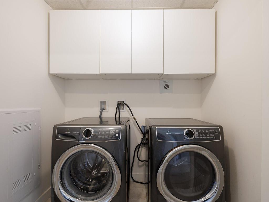 









3647


Av. Jean-Béraud

, 208,
Chomedey (Laval),




QC
H7T0N4

