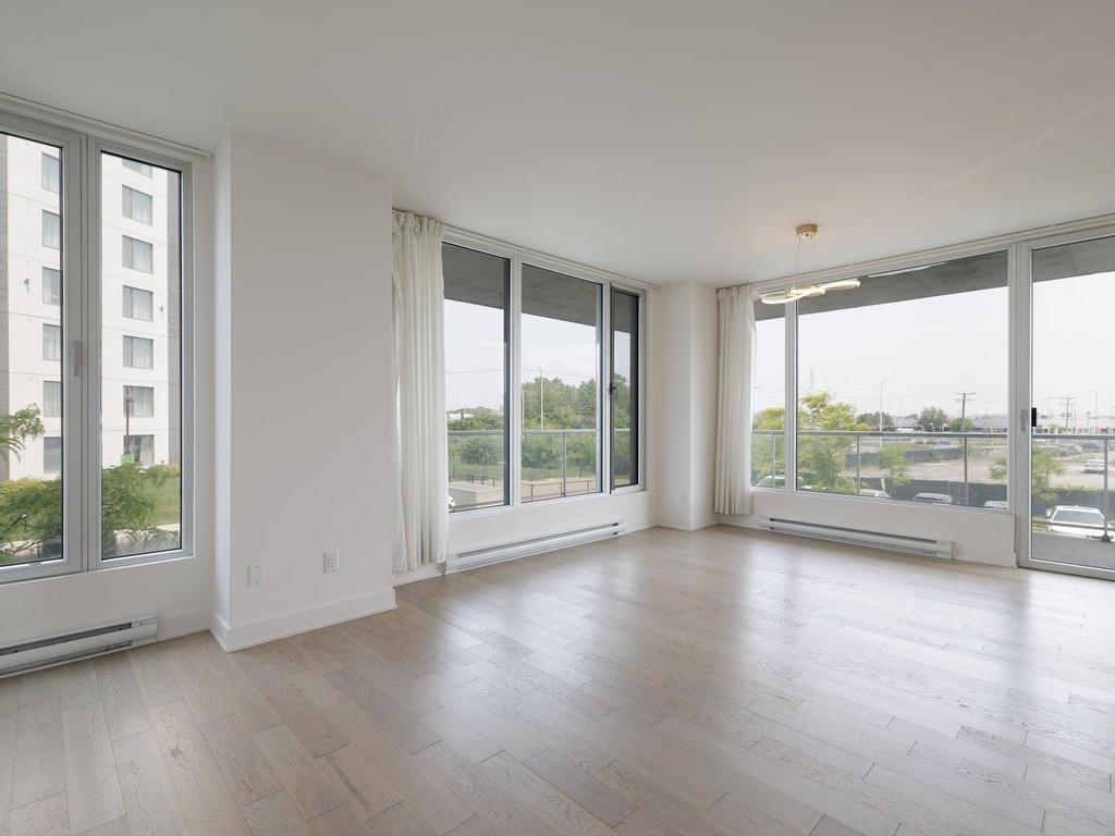 









3647


Av. Jean-Béraud

, 208,
Chomedey (Laval),




QC
H7T0N4

