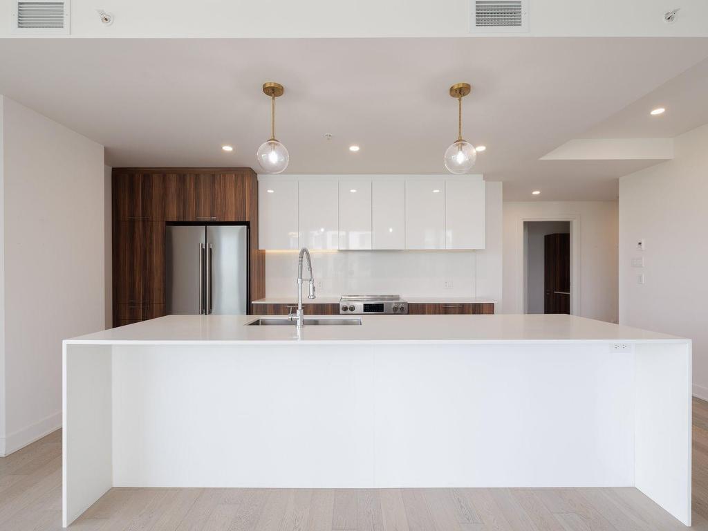 









3647


Av. Jean-Béraud

, 208,
Chomedey (Laval),




QC
H7T0N4

