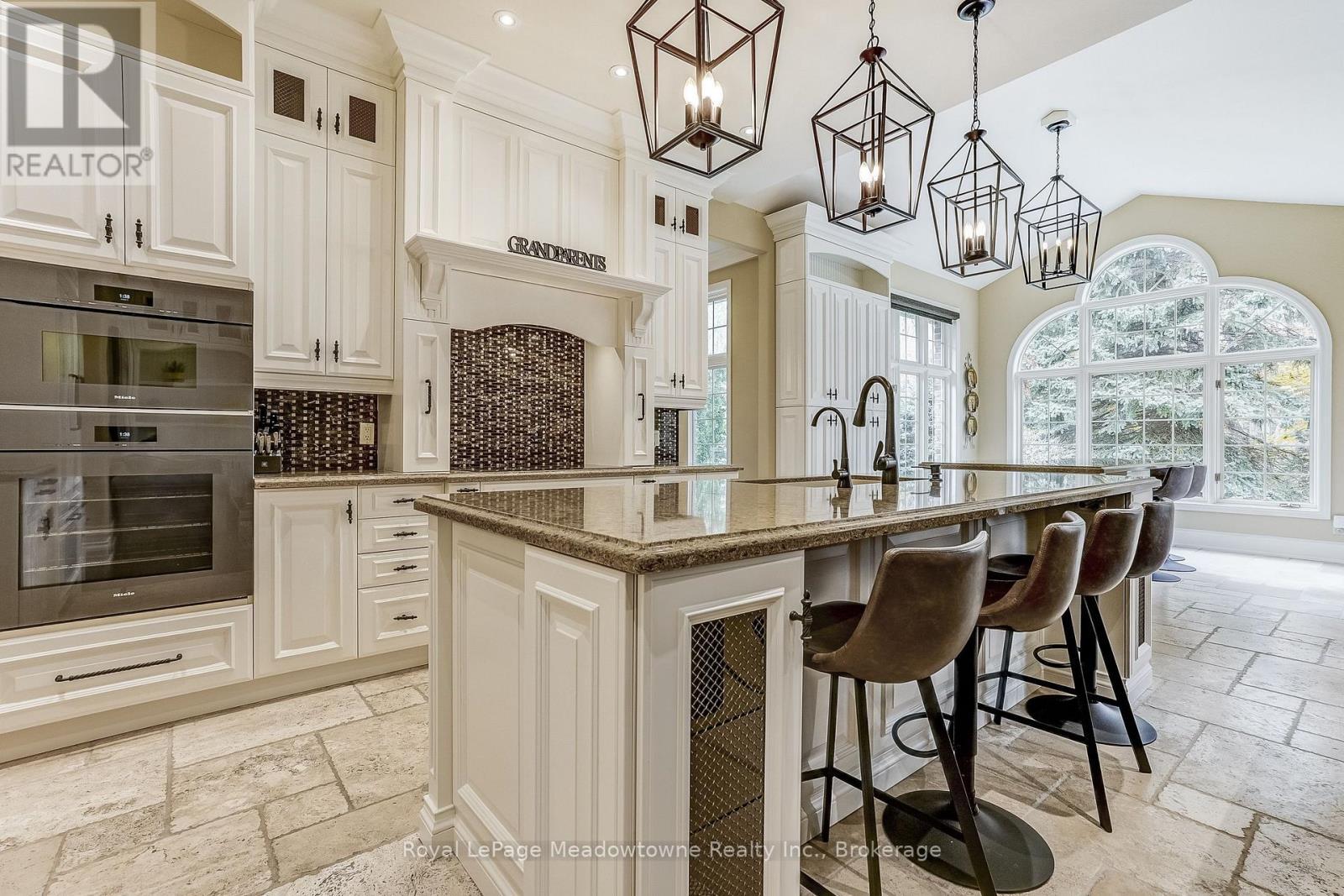 












18 PARKSHORE PLACE

,
Hamilton (Carlisle),




Ontario
L0R1H1

