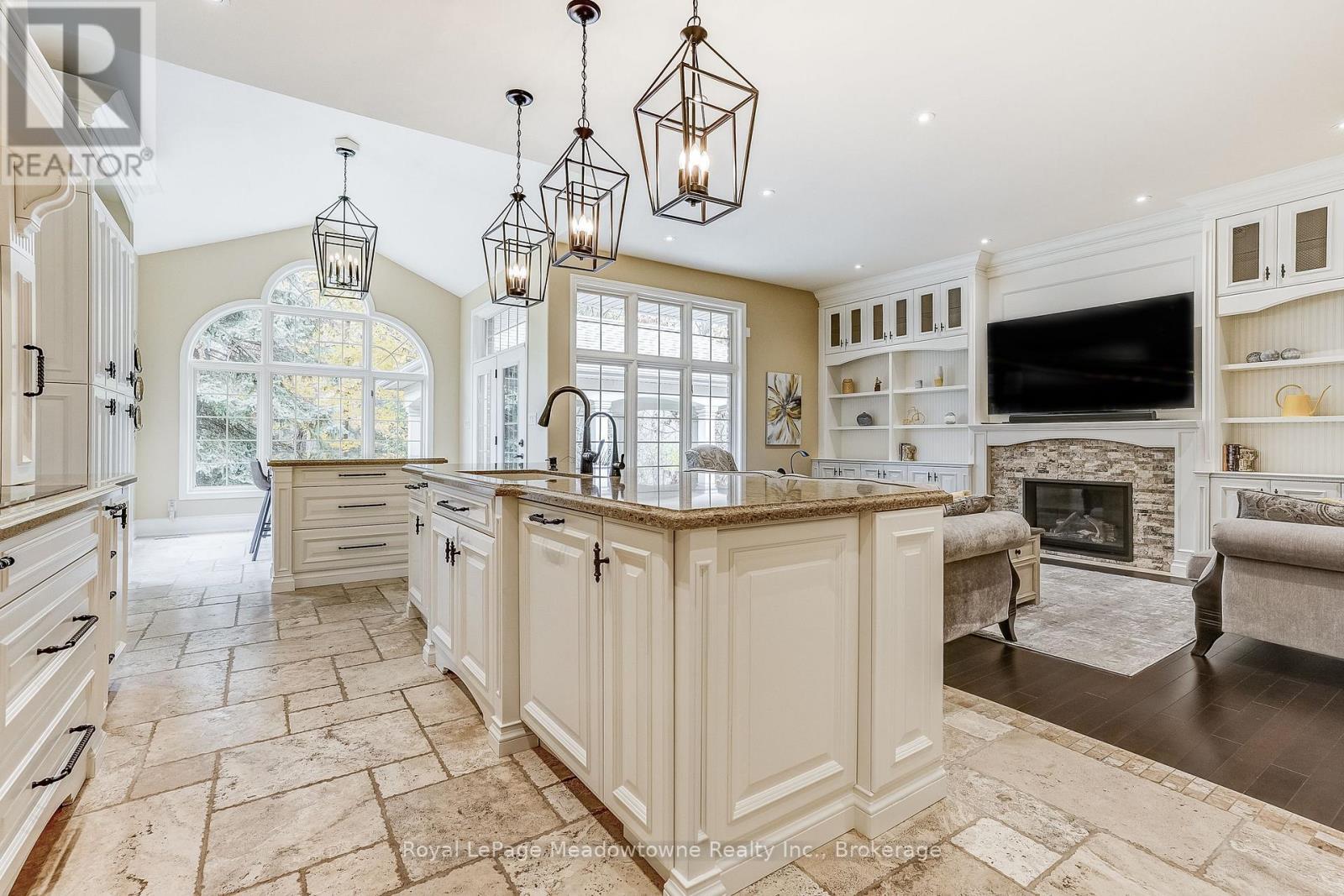 












18 PARKSHORE PLACE

,
Hamilton (Carlisle),




Ontario
L0R1H1

