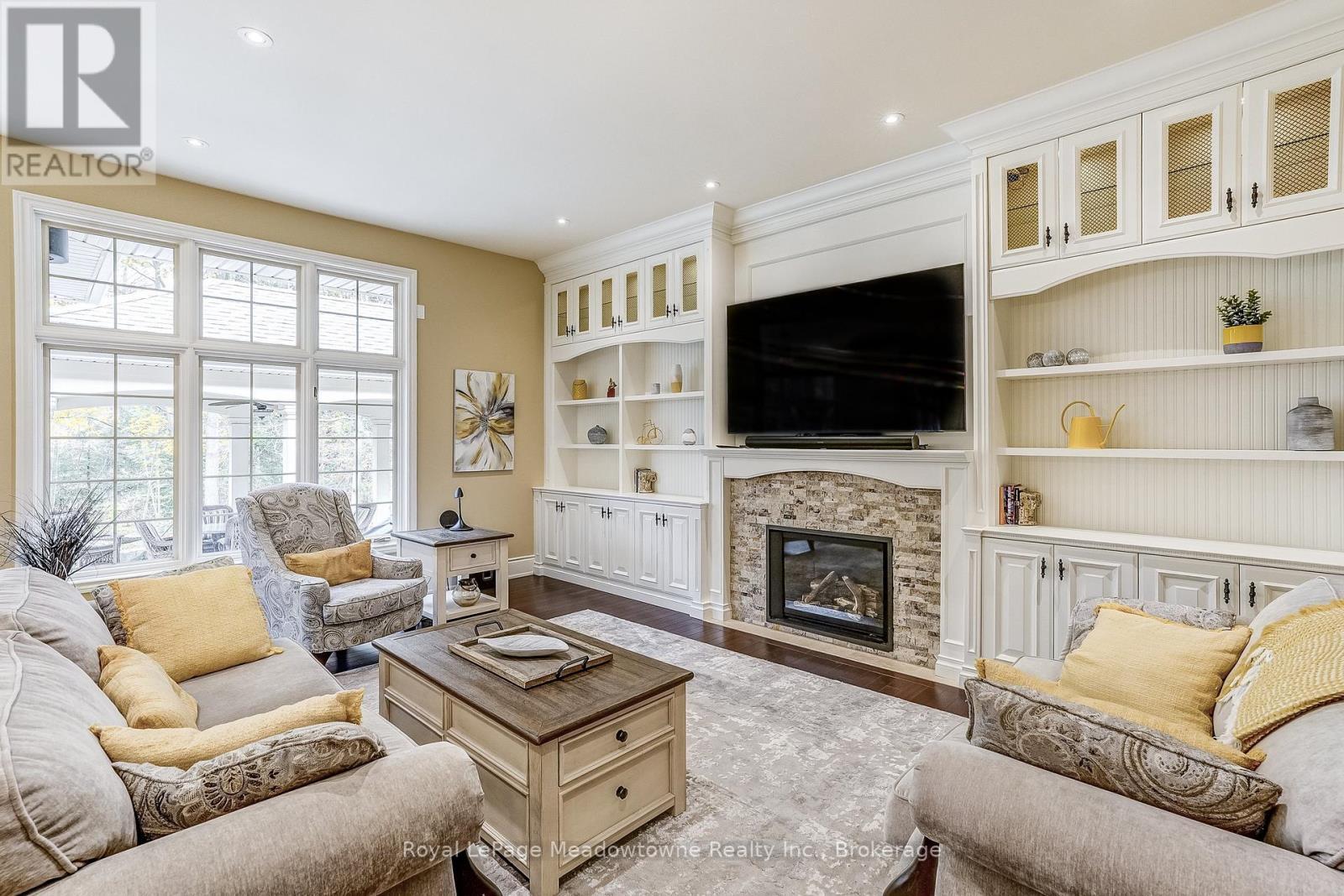 












18 PARKSHORE PLACE

,
Hamilton (Carlisle),




Ontario
L0R1H1

