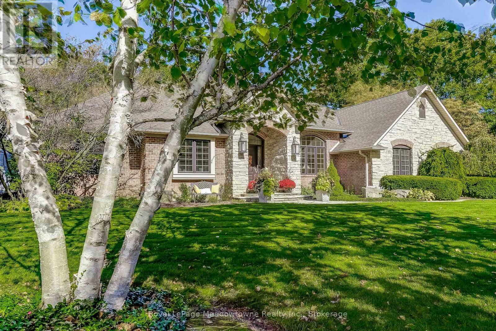 












18 PARKSHORE PLACE

,
Hamilton (Carlisle),




Ontario
L0R1H1

