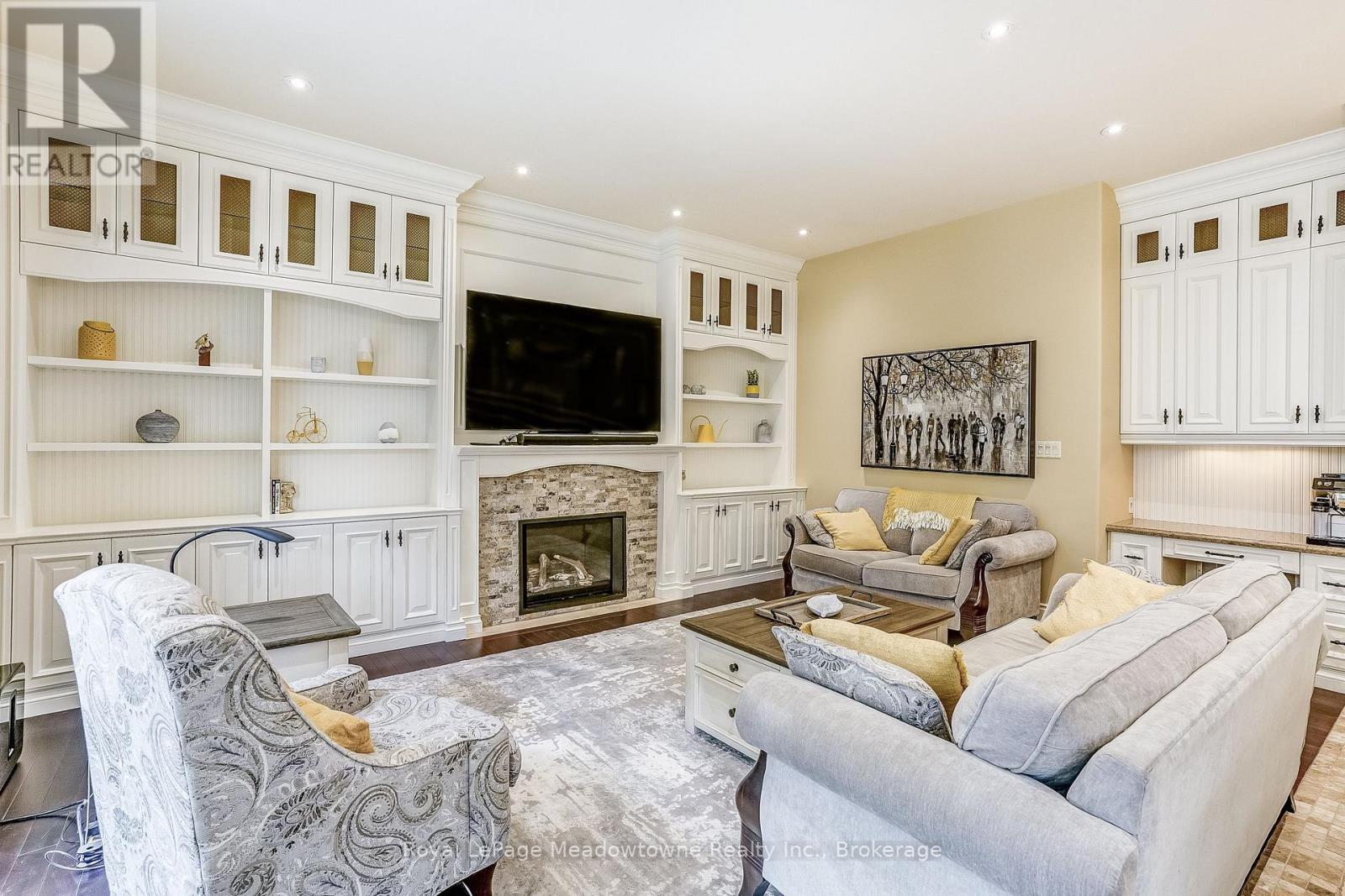 












18 PARKSHORE PLACE

,
Hamilton (Carlisle),




Ontario
L0R1H1

