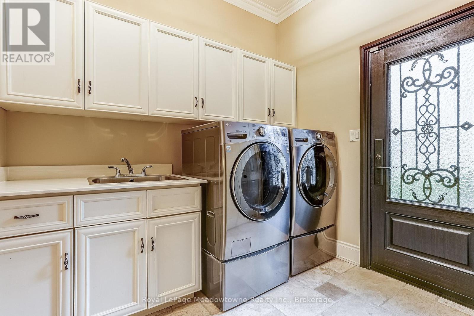 












18 PARKSHORE PLACE

,
Hamilton (Carlisle),




Ontario
L0R1H1

