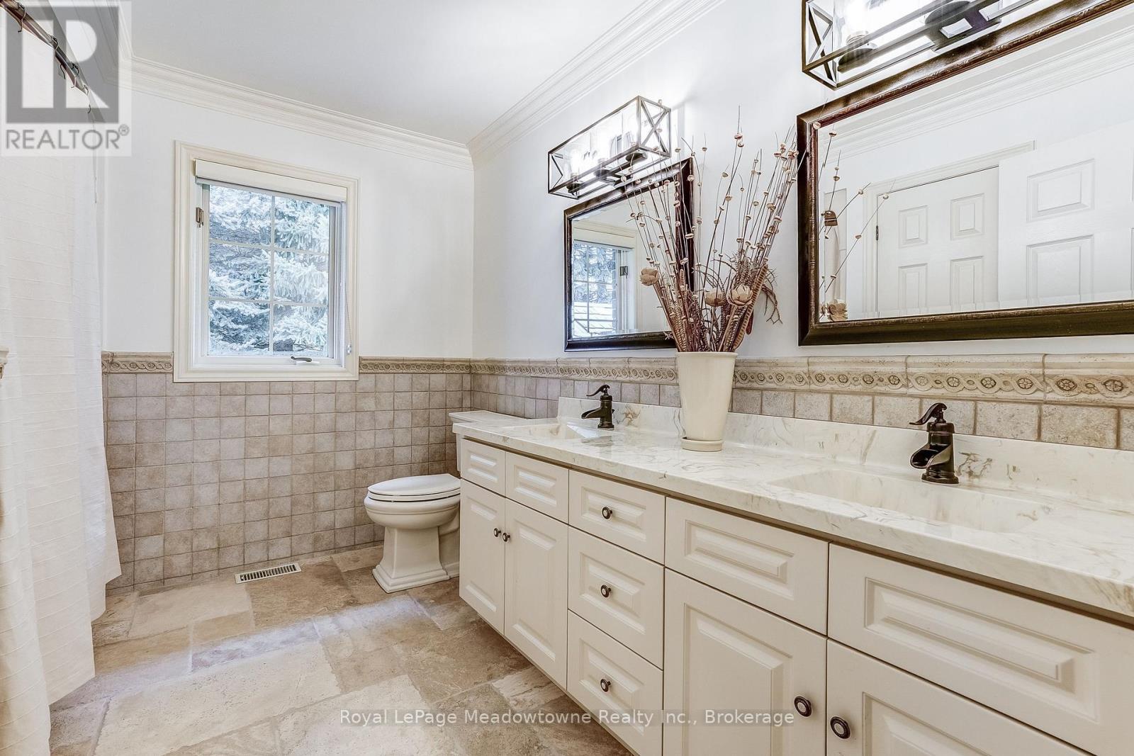 












18 PARKSHORE PLACE

,
Hamilton (Carlisle),




Ontario
L0R1H1

