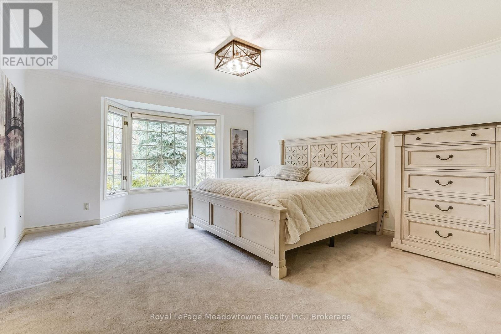 












18 PARKSHORE PLACE

,
Hamilton (Carlisle),




Ontario
L0R1H1

