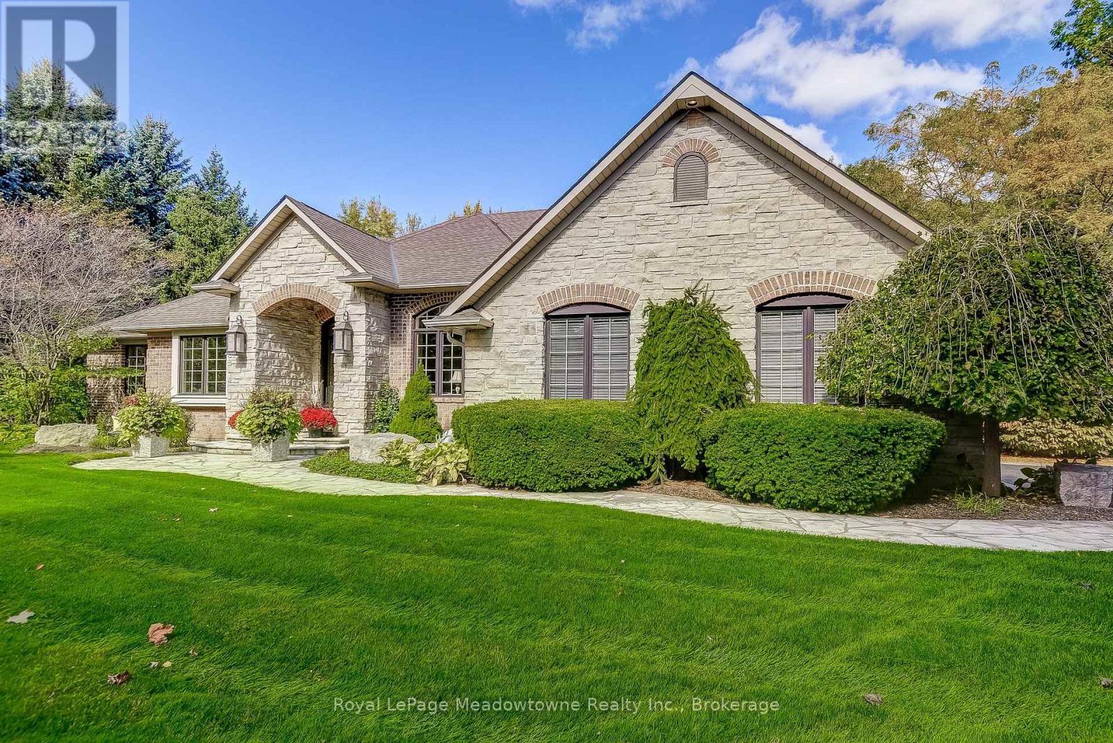 












18 PARKSHORE PLACE

,
Hamilton (Carlisle),




Ontario
L0R1H1

