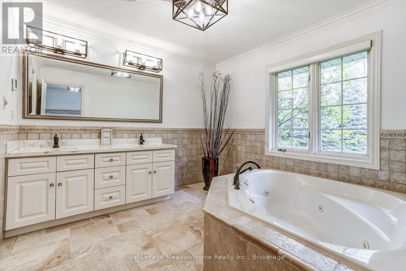 












18 PARKSHORE PLACE

,
Hamilton (Carlisle),




Ontario
L0R1H1

