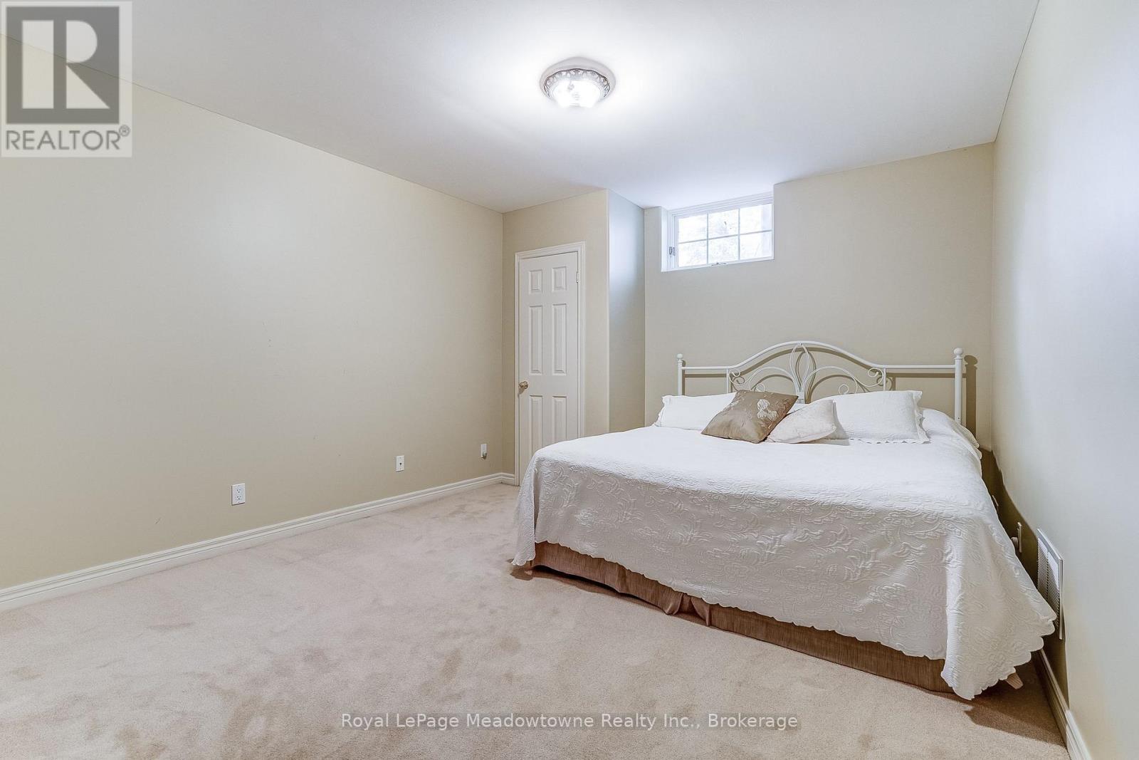 












18 PARKSHORE PLACE

,
Hamilton (Carlisle),




Ontario
L0R1H1

