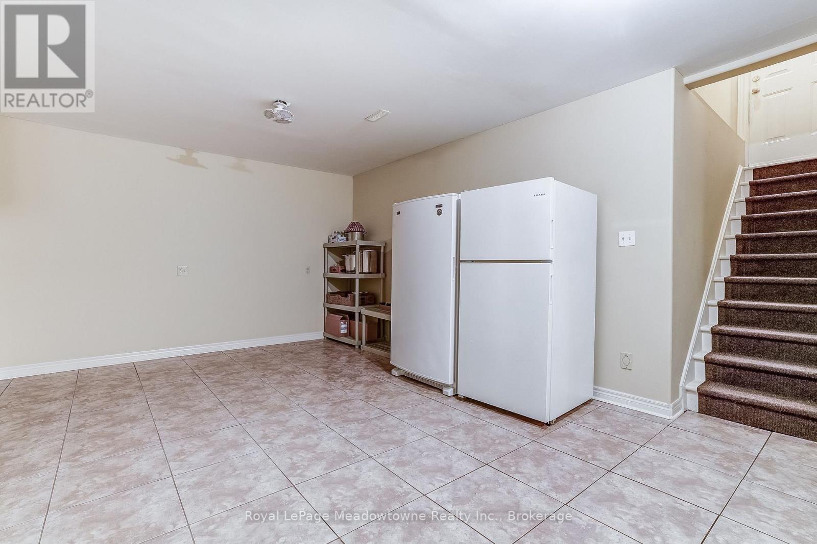 












18 PARKSHORE PLACE

,
Hamilton (Carlisle),




Ontario
L0R1H1

