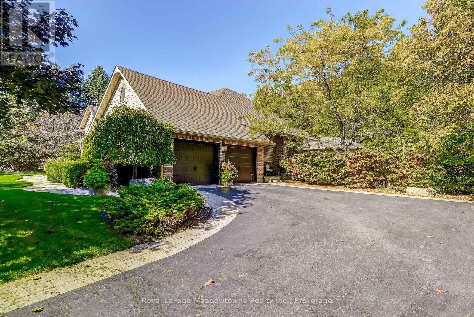 












18 PARKSHORE PLACE

,
Hamilton (Carlisle),




Ontario
L0R1H1

