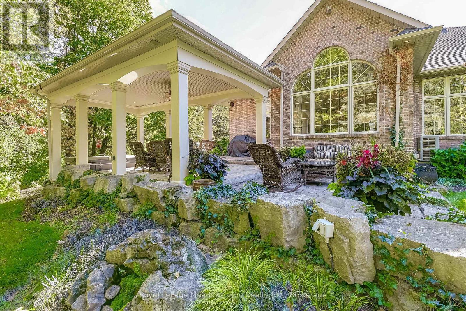 












18 PARKSHORE PLACE

,
Hamilton (Carlisle),




Ontario
L0R1H1

