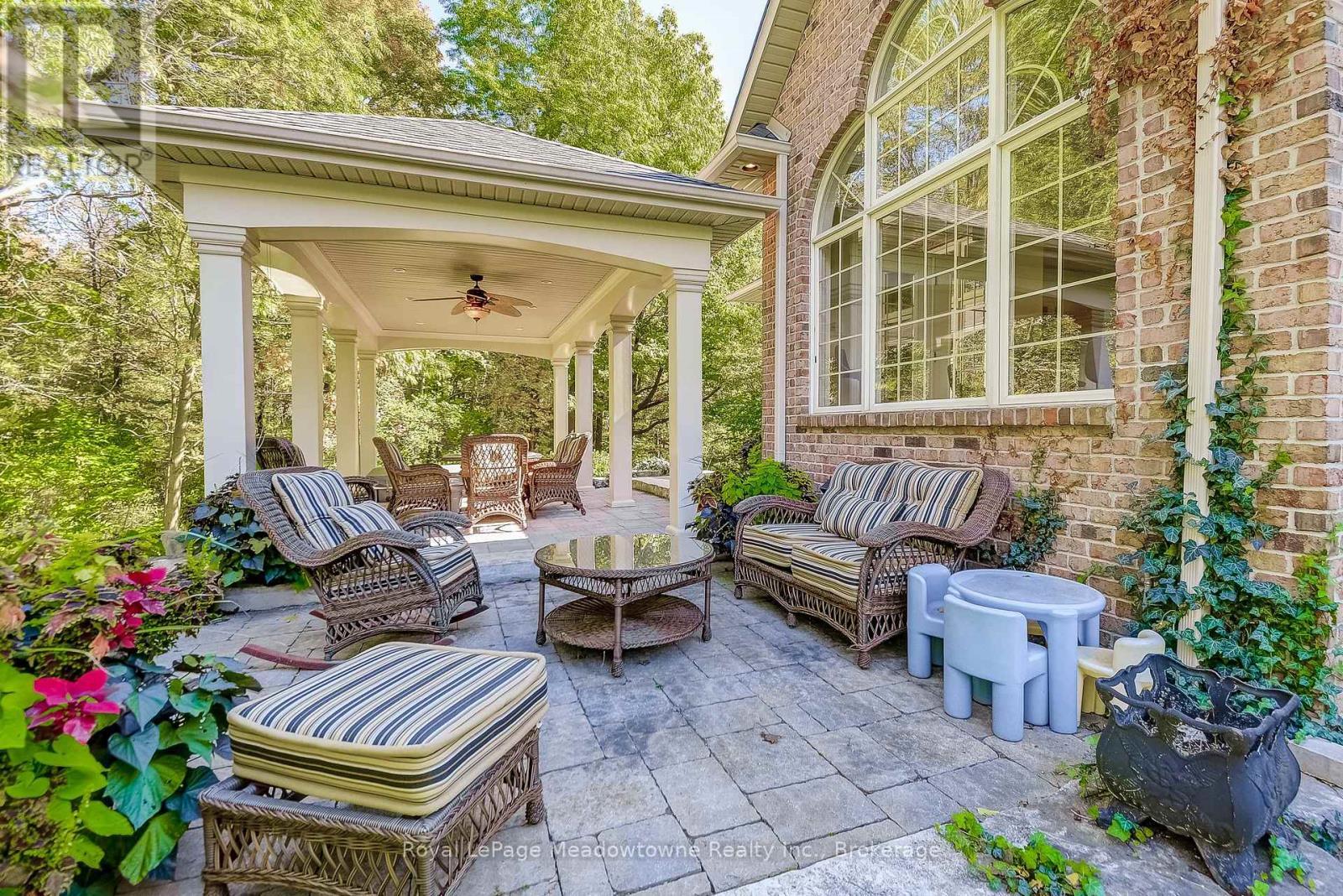 












18 PARKSHORE PLACE

,
Hamilton (Carlisle),




Ontario
L0R1H1

