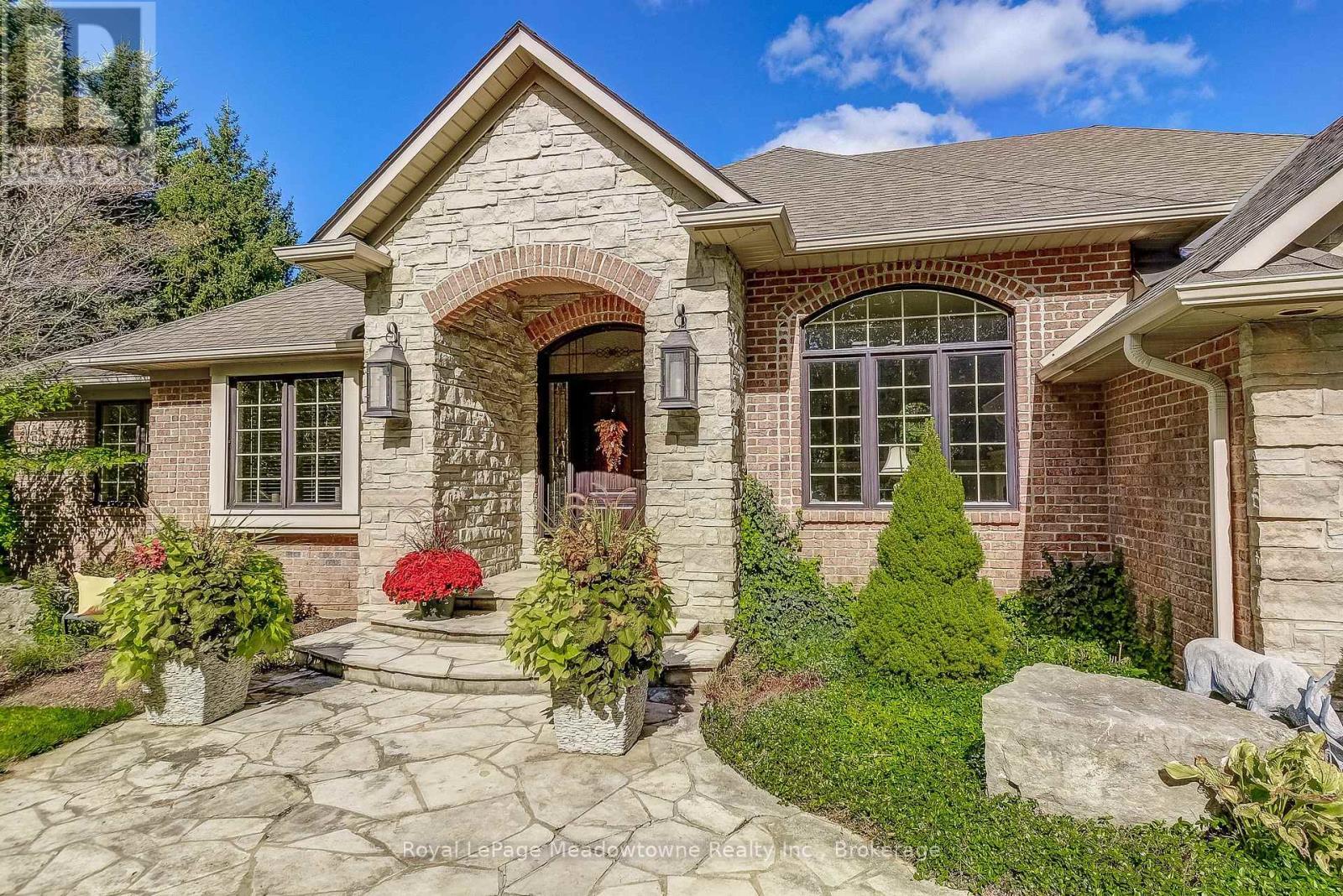 












18 PARKSHORE PLACE

,
Hamilton (Carlisle),




Ontario
L0R1H1

