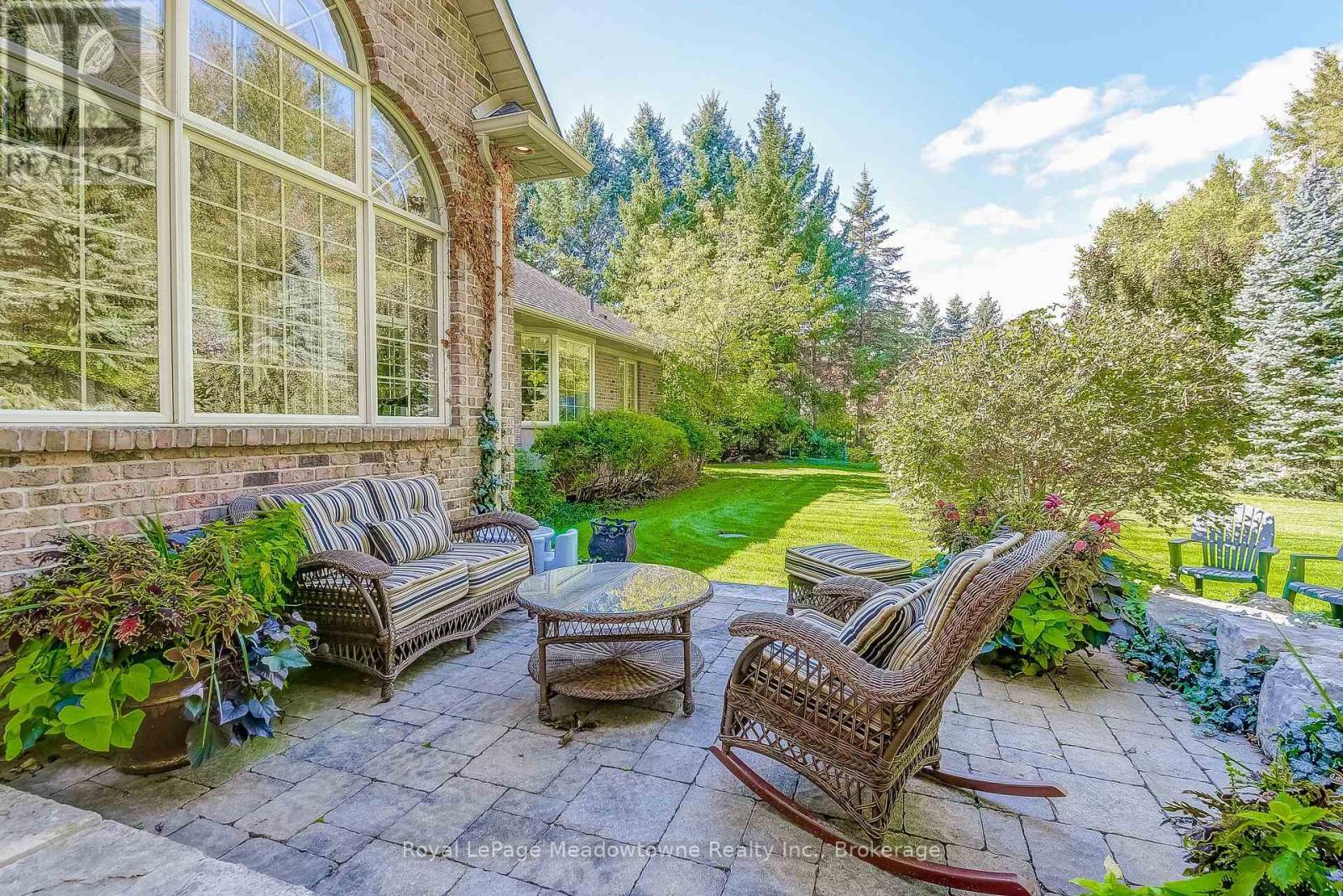 












18 PARKSHORE PLACE

,
Hamilton (Carlisle),




Ontario
L0R1H1

