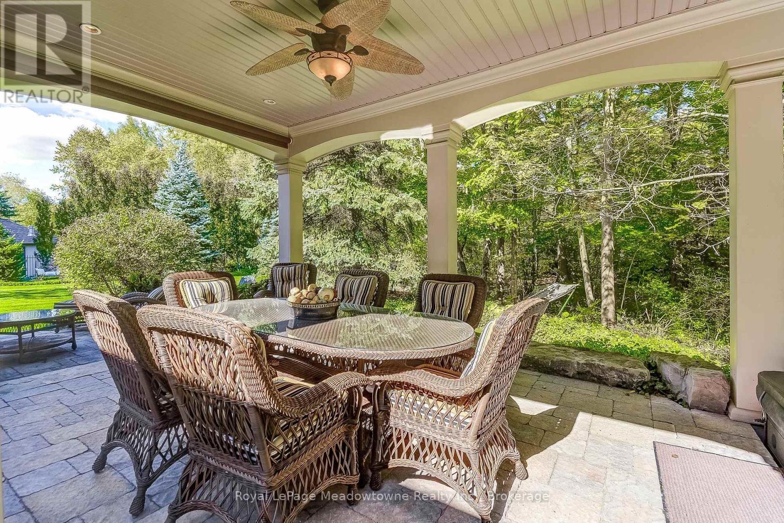 












18 PARKSHORE PLACE

,
Hamilton (Carlisle),




Ontario
L0R1H1

