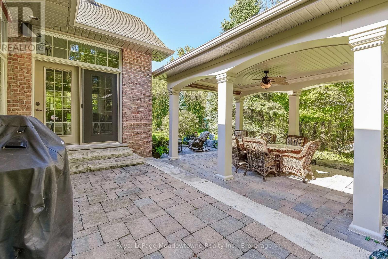 












18 PARKSHORE PLACE

,
Hamilton (Carlisle),




Ontario
L0R1H1

