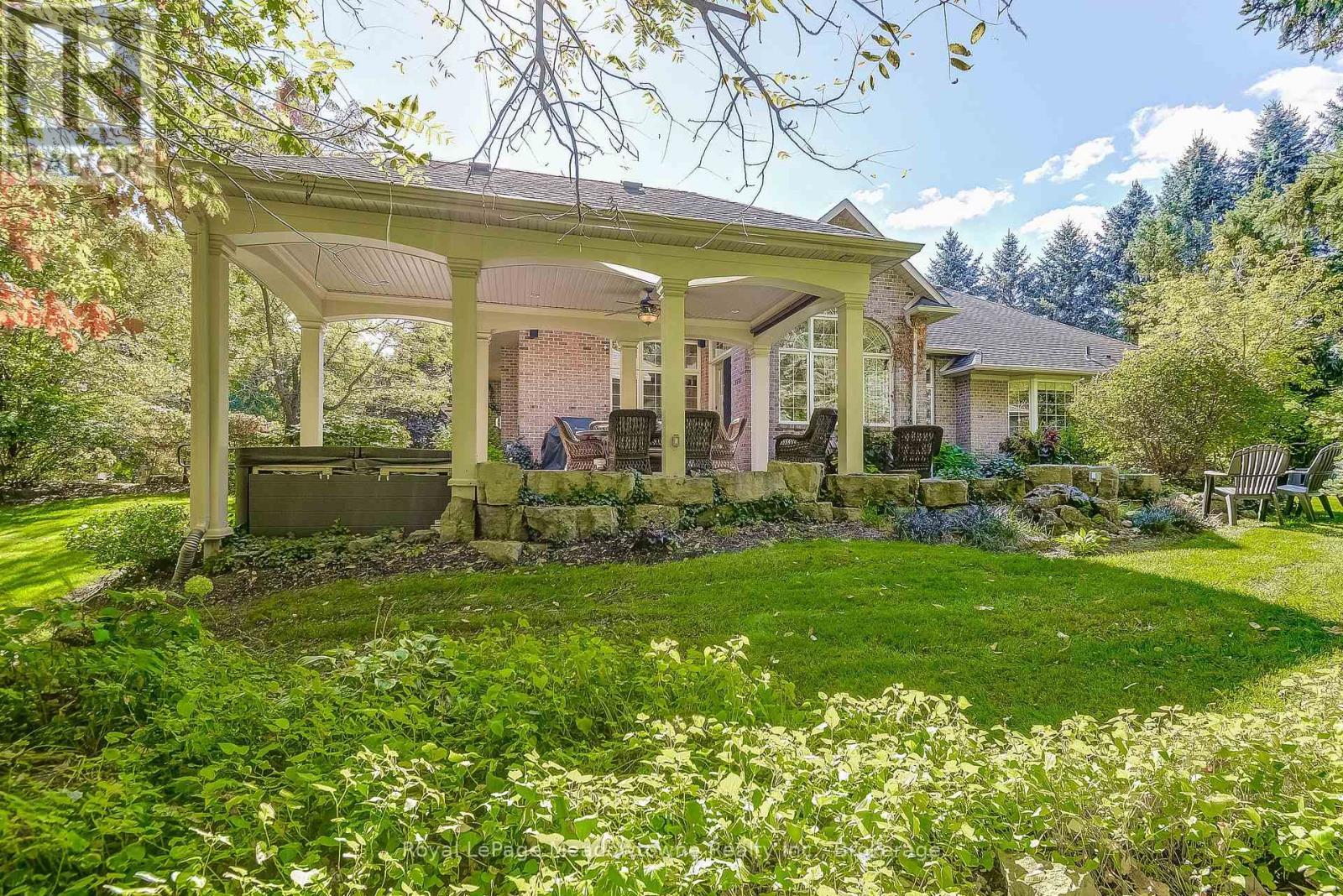 












18 PARKSHORE PLACE

,
Hamilton (Carlisle),




Ontario
L0R1H1

