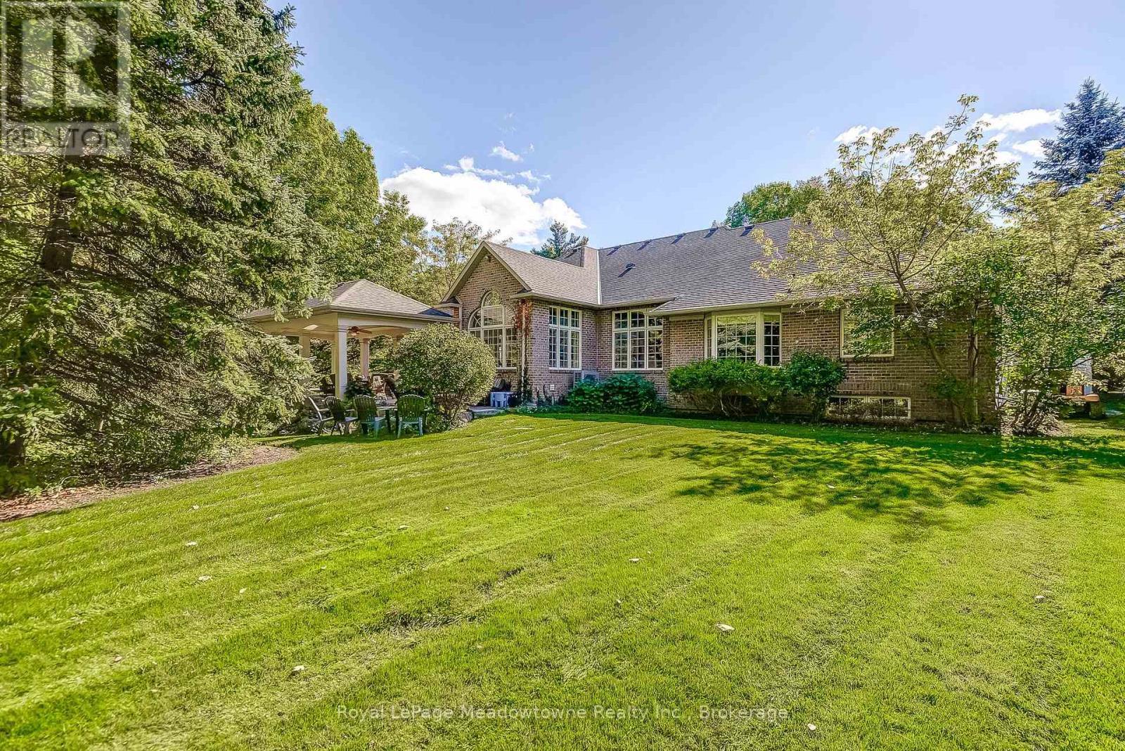 












18 PARKSHORE PLACE

,
Hamilton (Carlisle),




Ontario
L0R1H1

