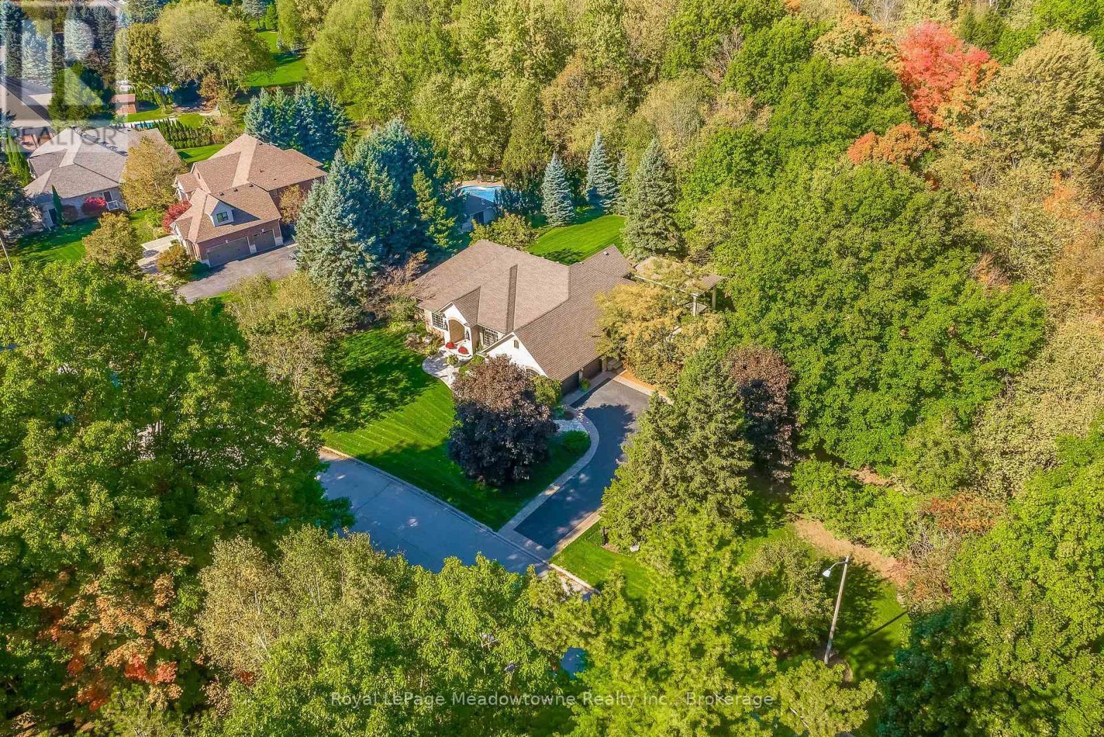 












18 PARKSHORE PLACE

,
Hamilton (Carlisle),




Ontario
L0R1H1

