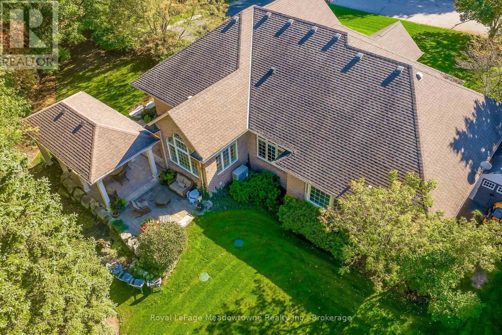 












18 PARKSHORE PLACE

,
Hamilton (Carlisle),




Ontario
L0R1H1

