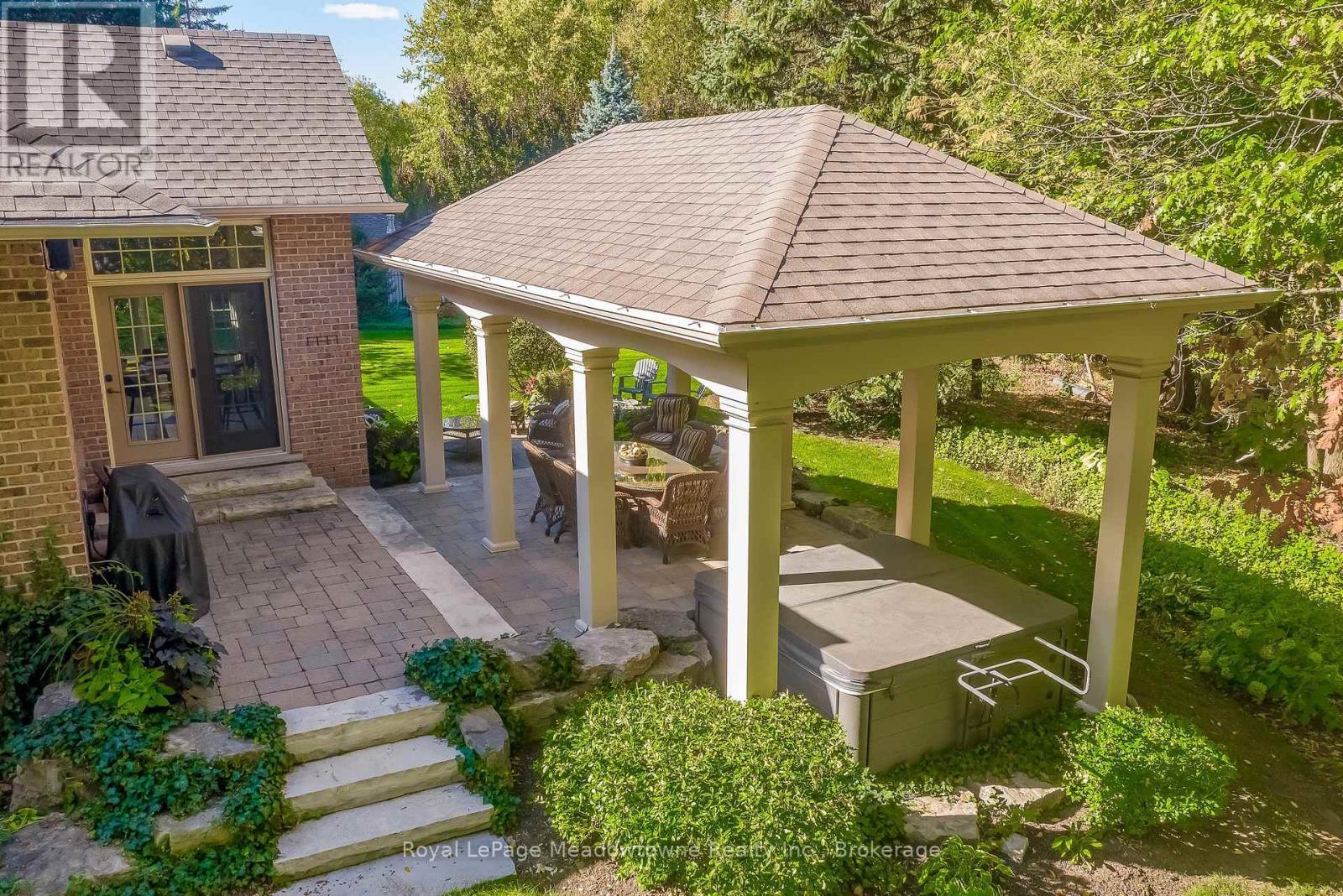 












18 PARKSHORE PLACE

,
Hamilton (Carlisle),




Ontario
L0R1H1

