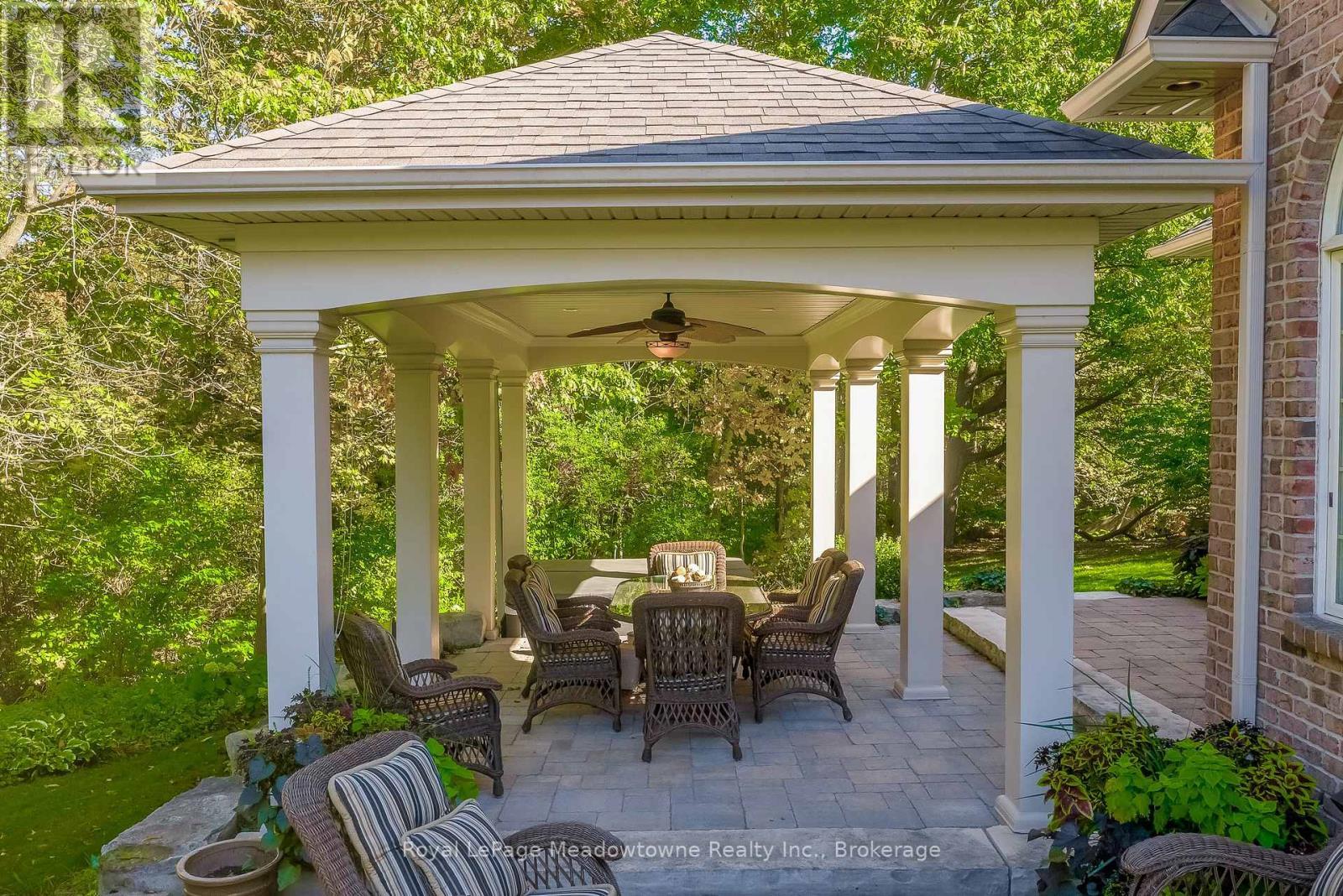 












18 PARKSHORE PLACE

,
Hamilton (Carlisle),




Ontario
L0R1H1

