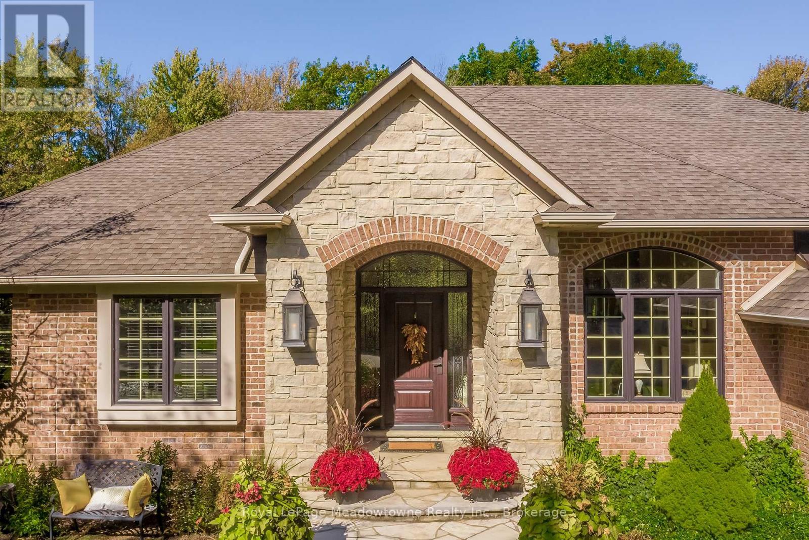 












18 PARKSHORE PLACE

,
Hamilton (Carlisle),




Ontario
L0R1H1

