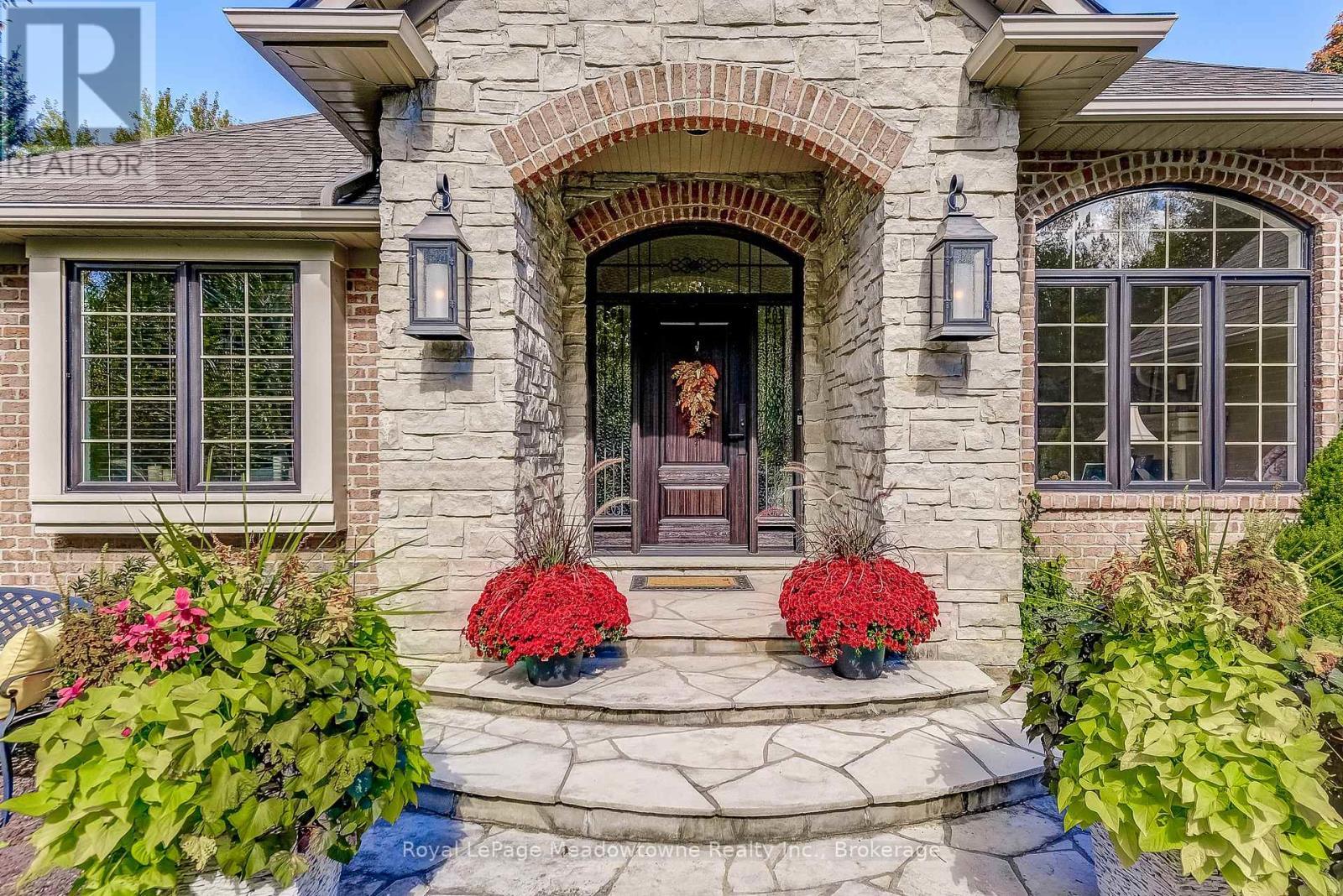 












18 PARKSHORE PLACE

,
Hamilton (Carlisle),




Ontario
L0R1H1

