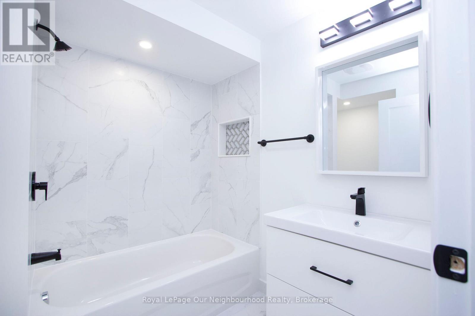 












6 WESTACOTT CRESCENT

,
Ajax (Northwest Ajax),




Ontario
L1T4H6

